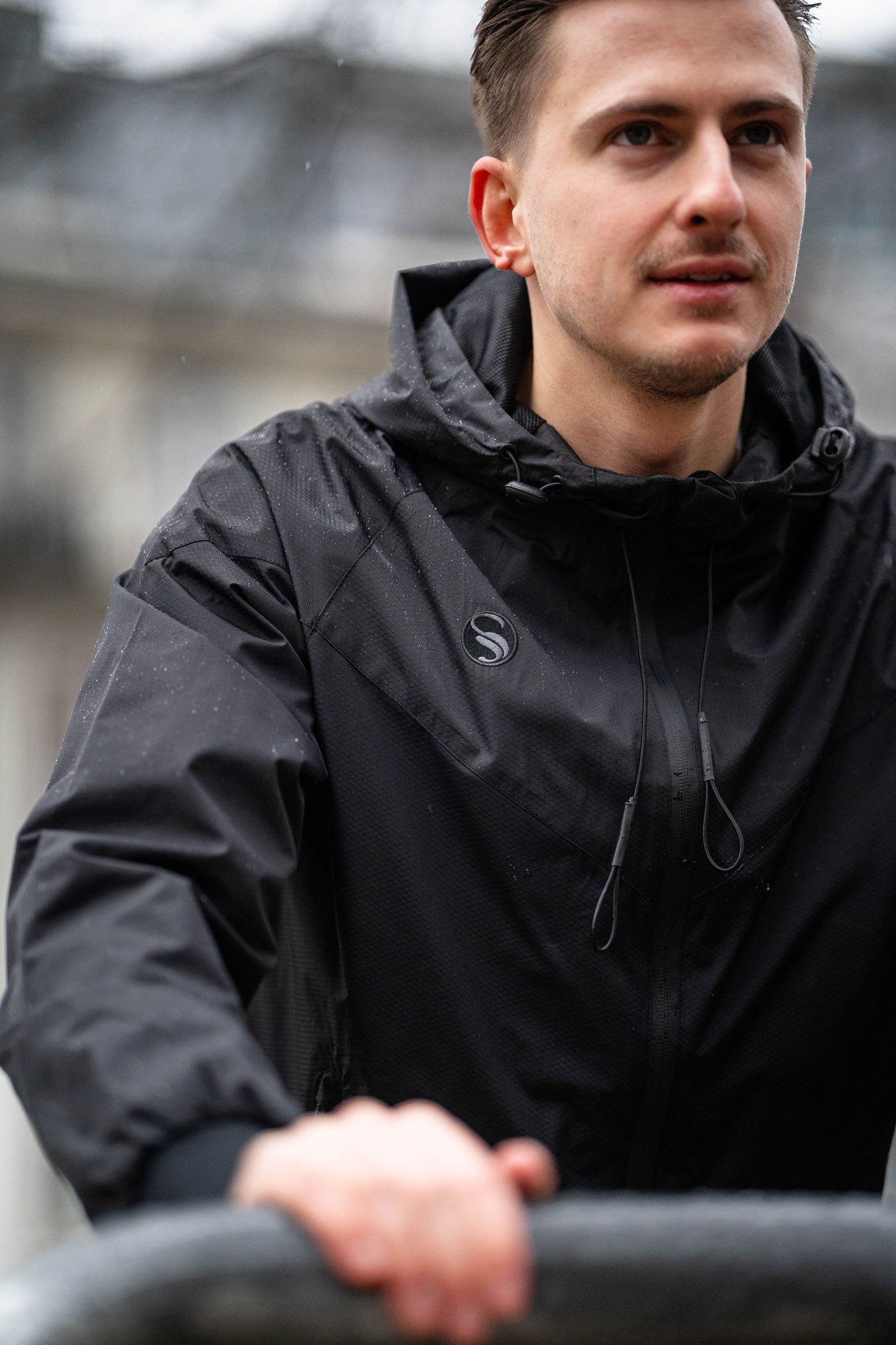 Stark Soul® Windbreaker Herren Windbreaker Jacke mit Kapuze Mesh-Innenfutter und Taschen