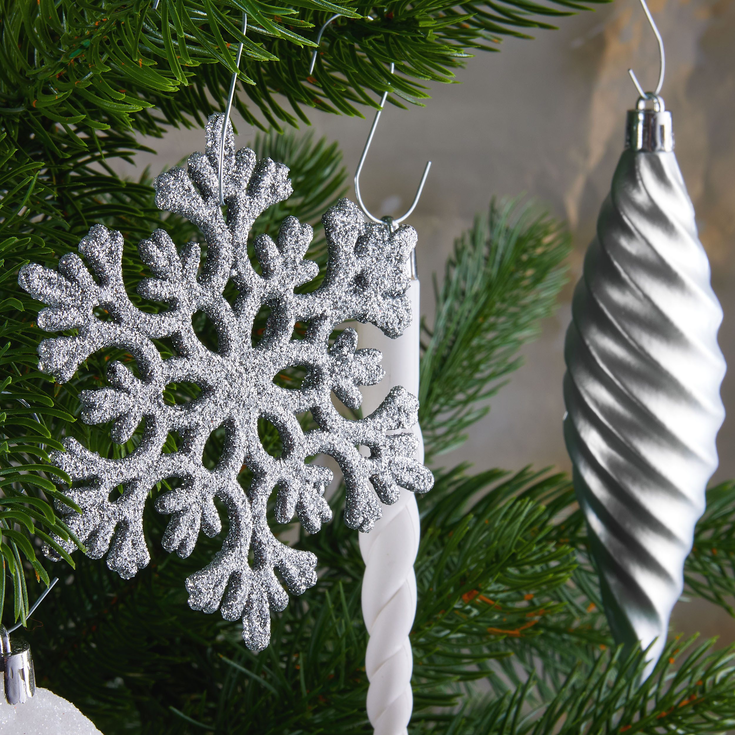 BRUBAKER Weihnachtsbaumkugel 50 -tlg. Premium Christbaumschmuck - Weihnachtskugel Set (50 St), Glitzer Kugeln, Schneeflocken, Eiszapfen und Tannenzapfen Baumschmuck