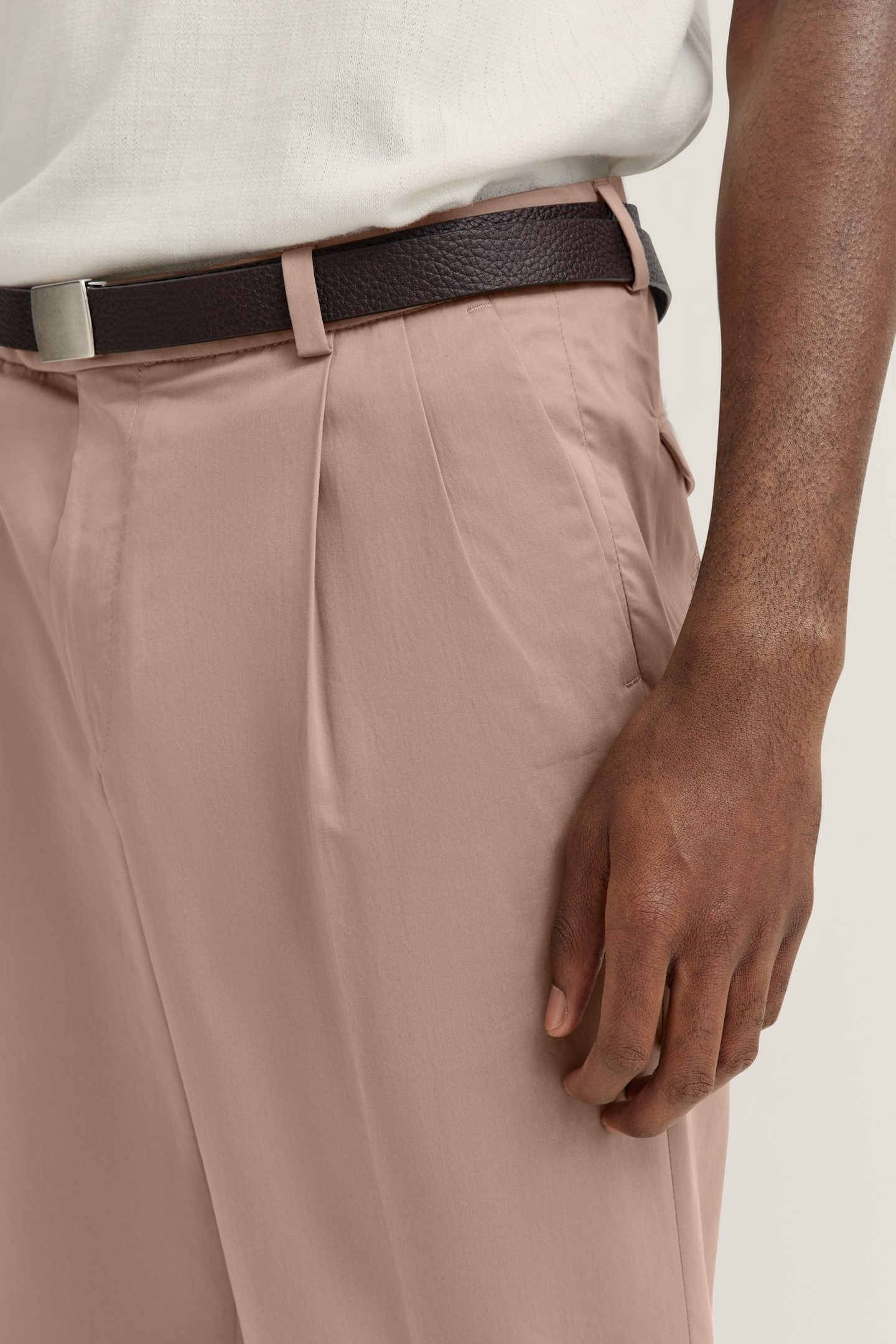 bugatti Bundfaltenhose mit Satin-Stretch