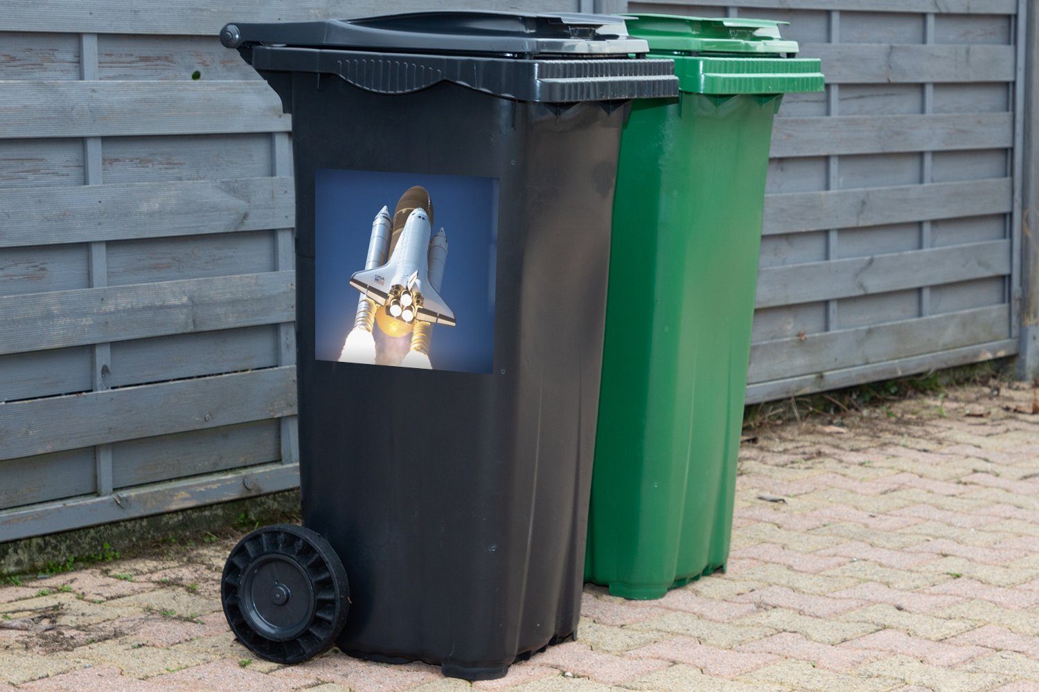 Raumfähre Mülltonne, einer Nahaufnahme MuchoWow St), Container, (1 Mülleimer-aufkleber, Abfalbehälter Starts Wandsticker Sticker, des