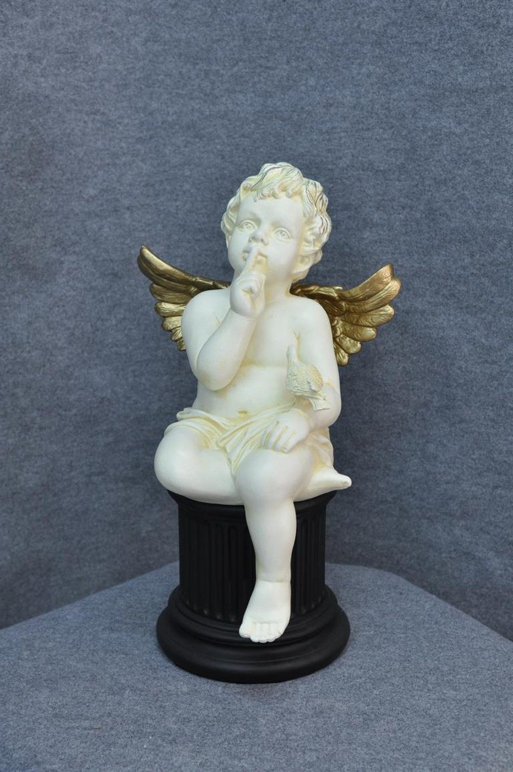 JVmoebel Engelfigur Engelsfigur auf Säule aus weißem Designmaterial, Made in Europa