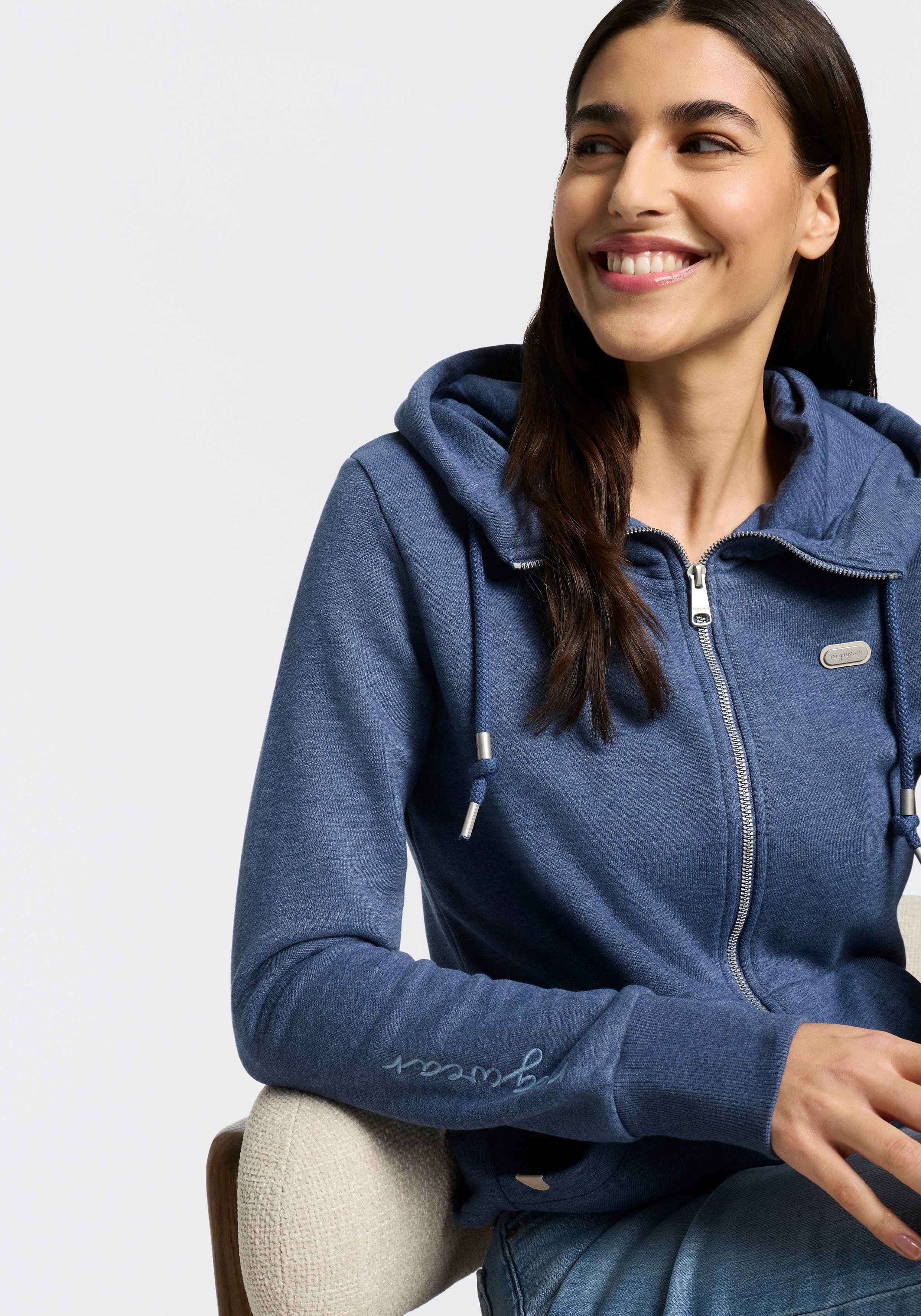 Ragwear Kapuzensweatjacke NESKIA ZIP A O mit Kordelzug und Logo am Ärmel