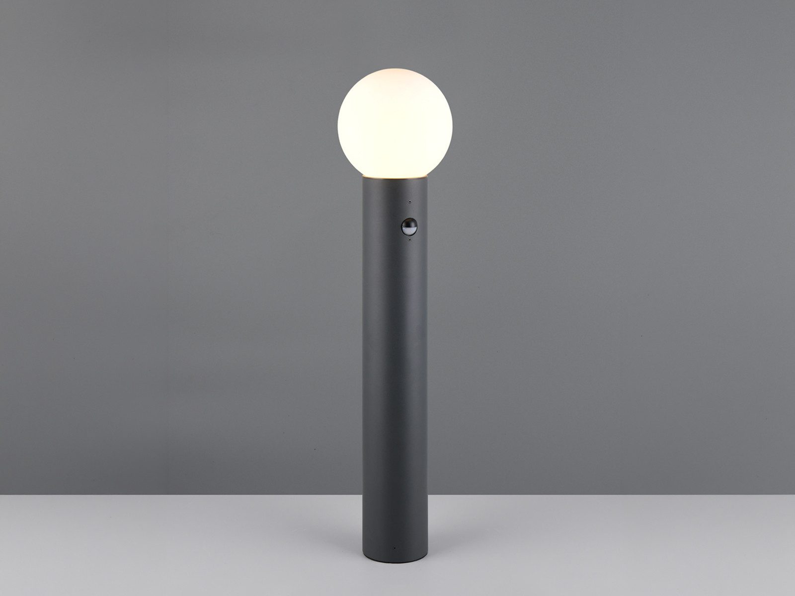 TRIO Leuchten LED Pollerleuchte mit Glaskugel, Höhe 80cm, Bewegungsmelder, LED wechselbar, warmweiß, Garten-beleuchtung mit Strom, Retro Wegbeleuchtung mit Bewegungssensor