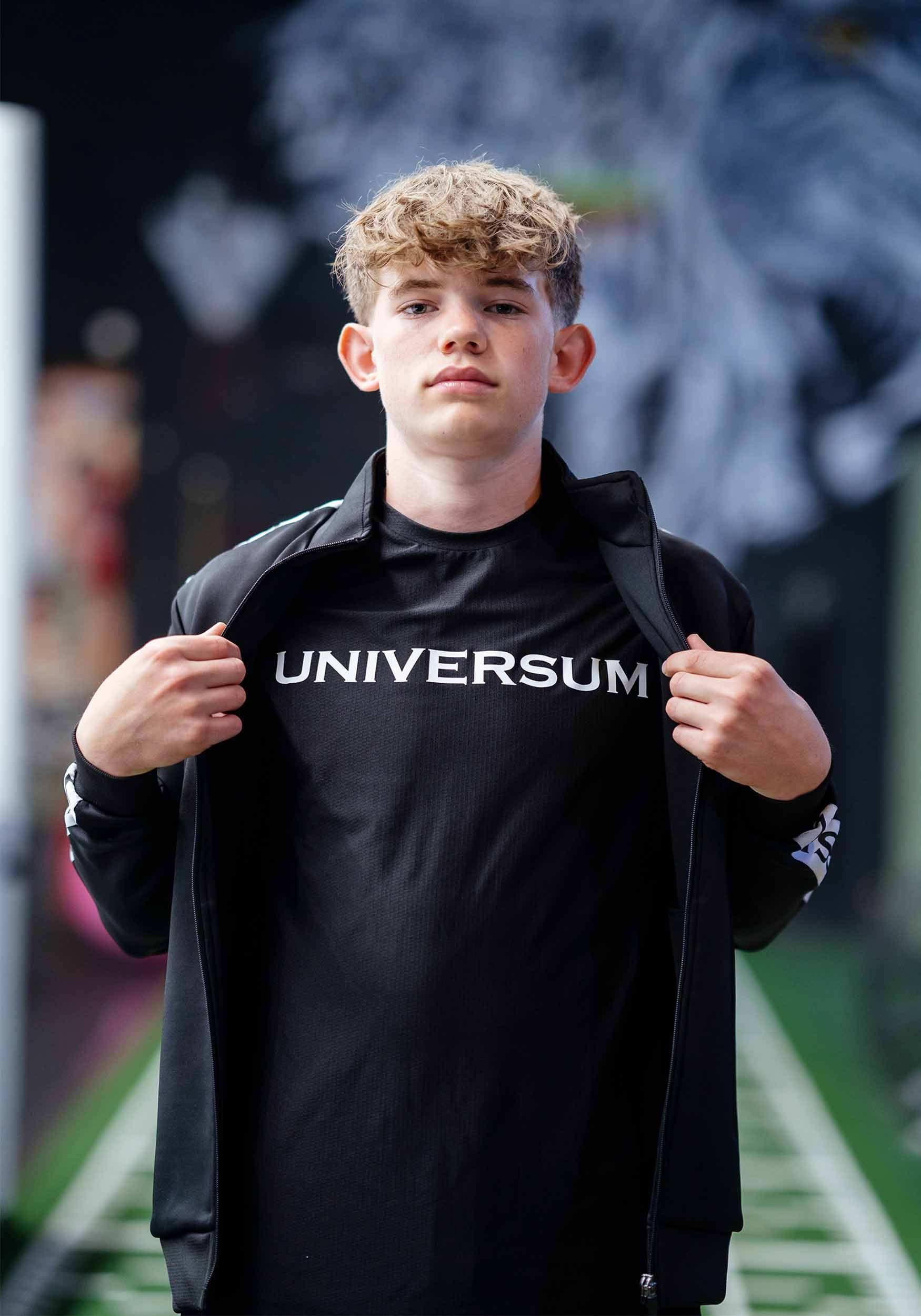 Universum Sportwear Funktionsshirt T-Shirt Abgerundeter schwarz Sportlicher elastisch Schulterschnitt, Figurbetont und Saum