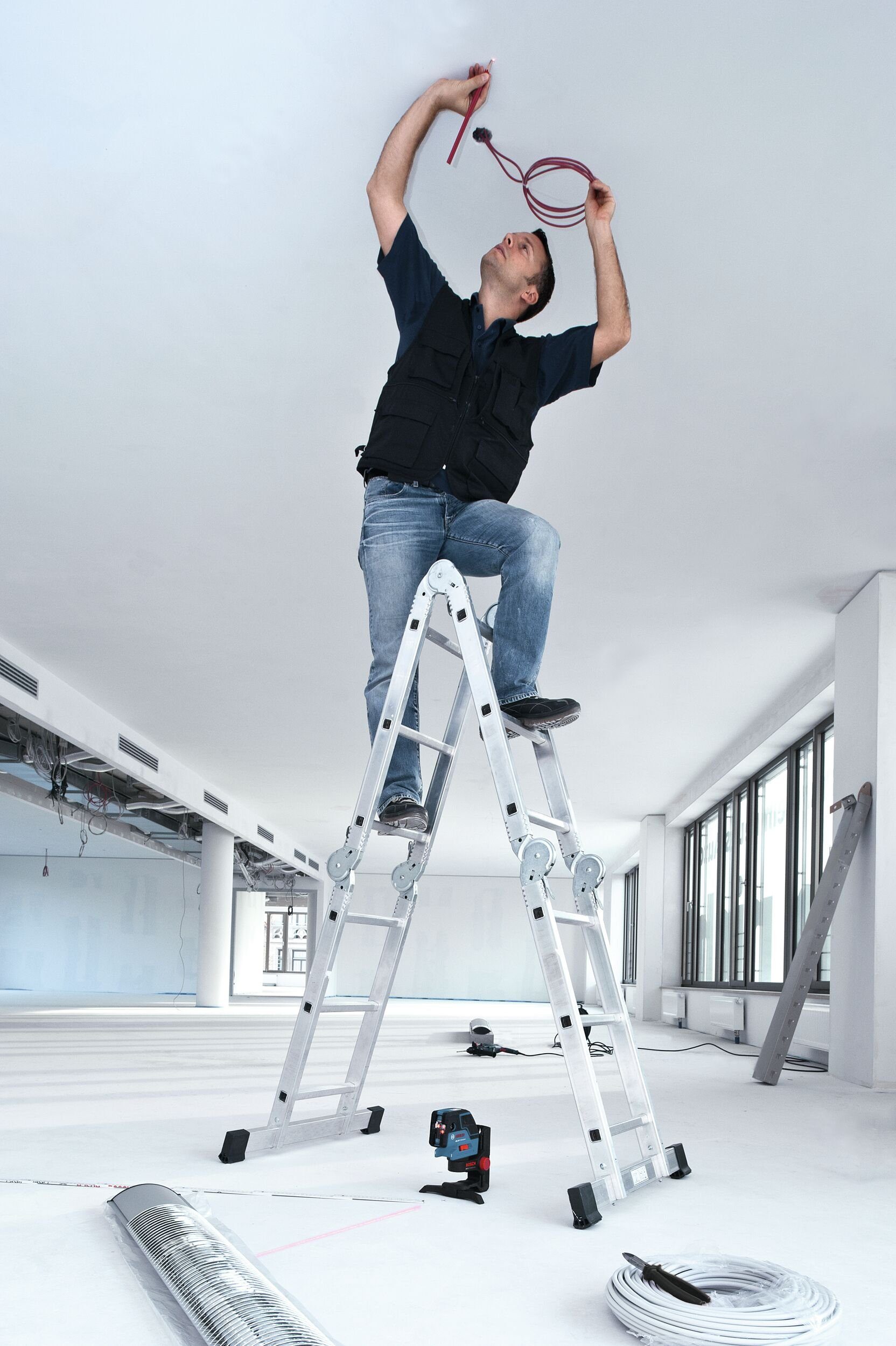 Bosch Professional Punkt- und Linienlaser GCL 25, Kombilaser mit L-BOXX-Einlage, Schutztasche & Baustativ