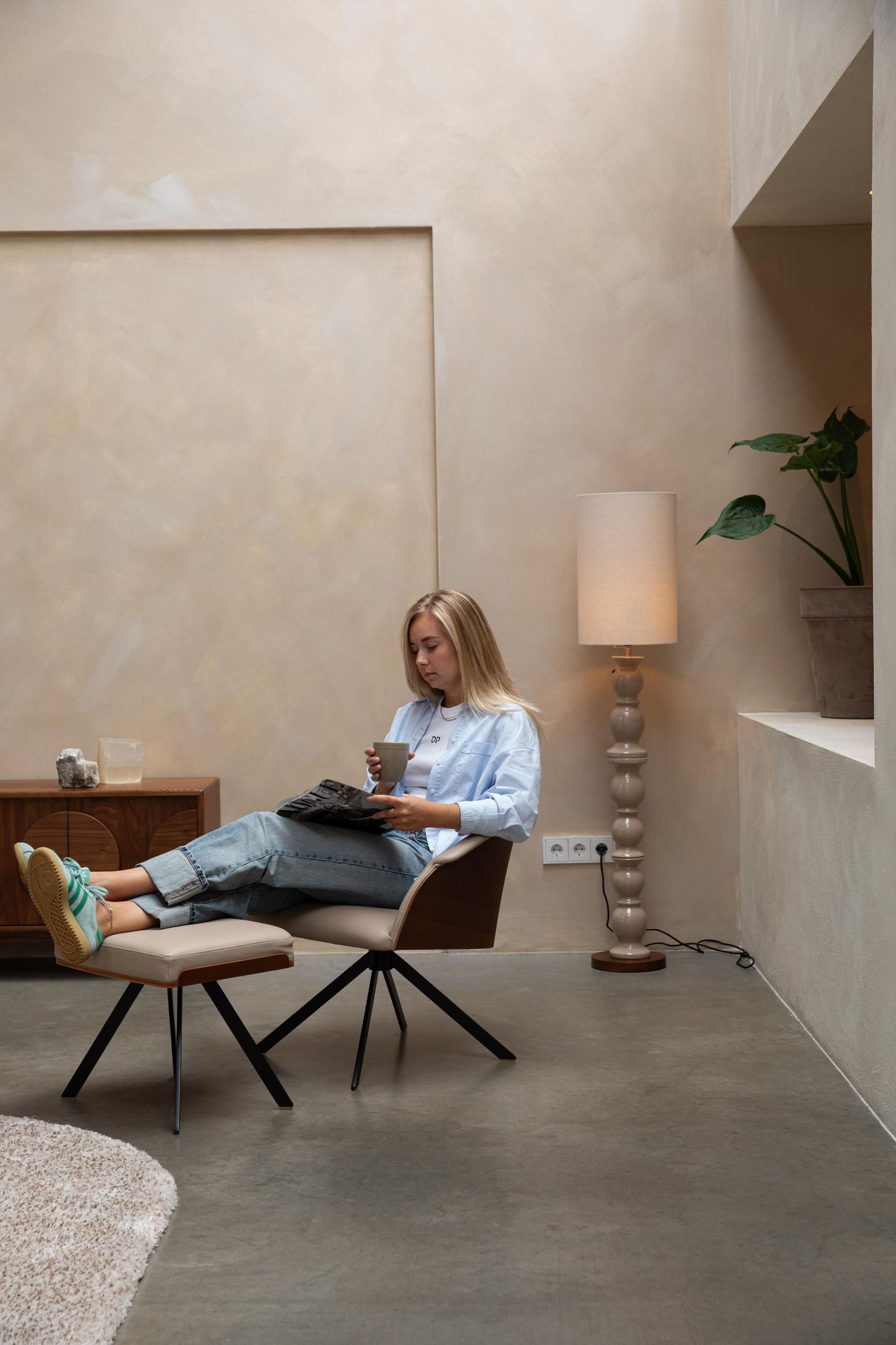 Zuiver Loungesessel Hocker Frie Eleganter Hocker in Lederoptik & Walnussfurnier