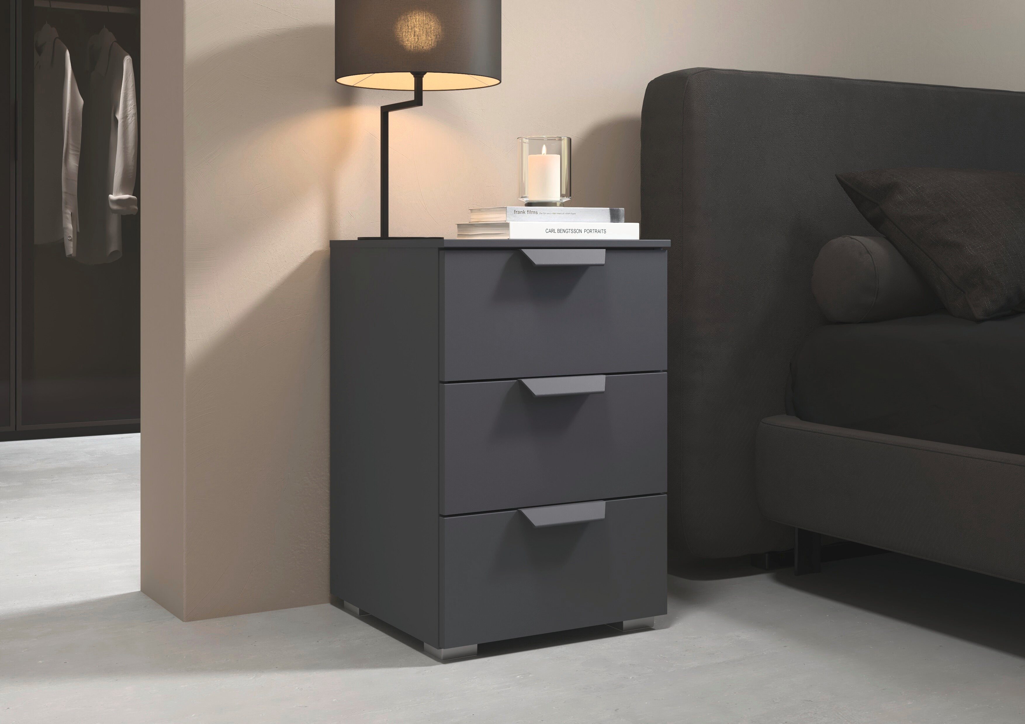 rauch Nachtkommode Nachttisch Nachtkonsole COSTA Set mit farblich passenden Metallgriffen (2 St., in 2 Griff-Farben, Breite je 40 cm), je drei geräumige Schubla – Bild 2 von 5