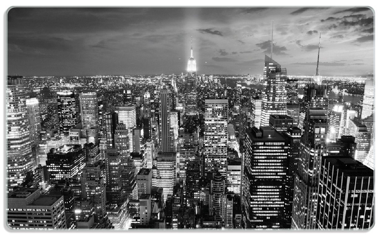 Wallario Frühstücksbrett New York bei Nacht - Panoramablick über die Stadt - schwarzweiß, ESG-Sicherheitsglas, (inkl. rutschfester Gummifüße 4mm, 1-St), 14x23cm