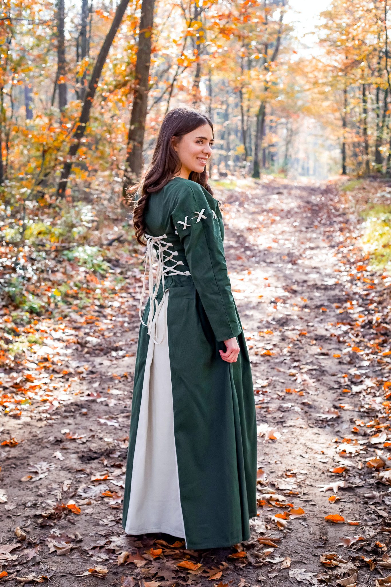 Leonardo Carbone Burgfräulein-Kostüm Mittelalterkleid "Larina" mit abnehmbaren Ärmeln, kreative Rückenschnürung, doppelter Rockstoff