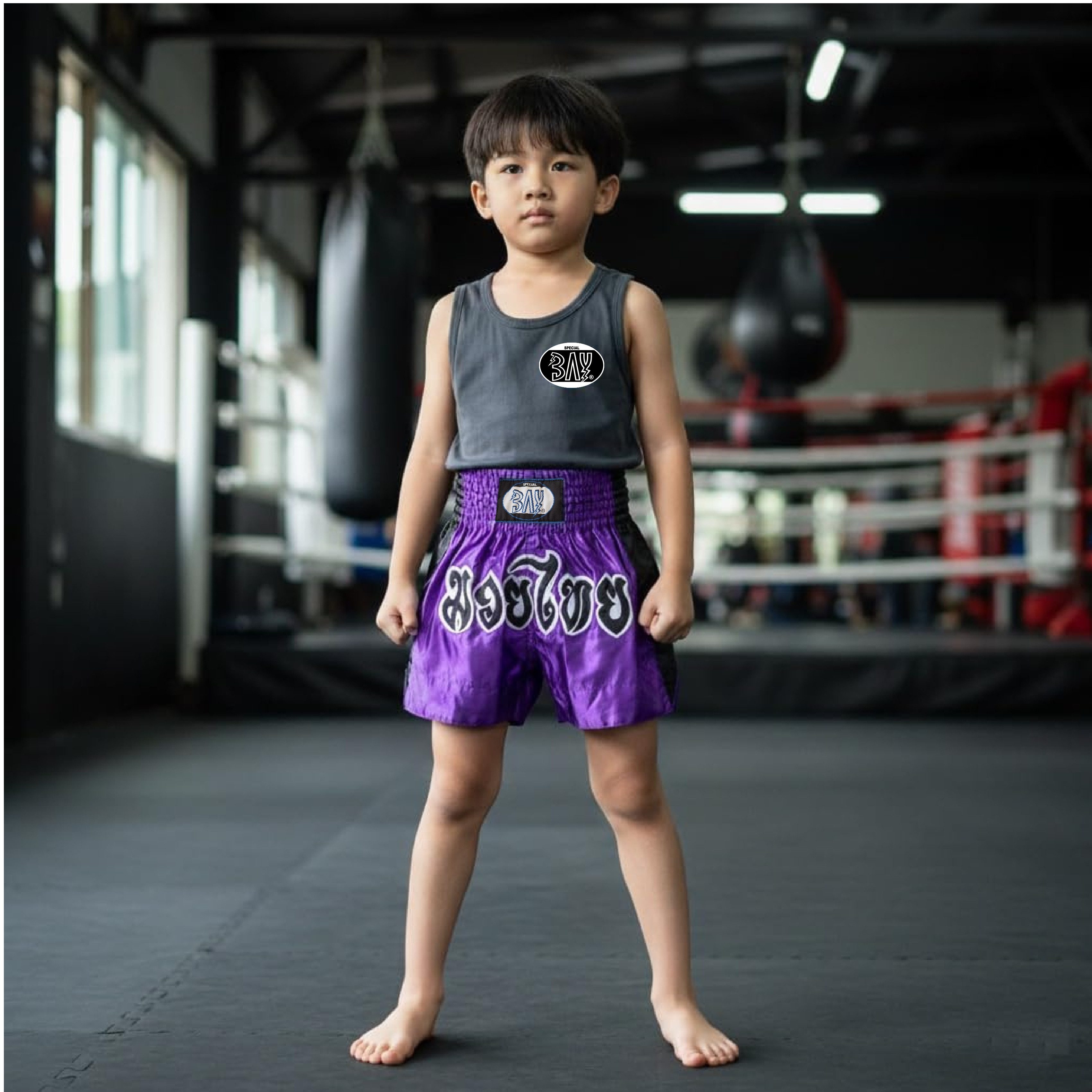 BAY-Sports Sporthose Thaiboxhose REMY Muay Thai Hose Shorts Thaiboxen MMA kurz Kickboxen kurze, leichte, locker sitzende Trainingshose, Lila/Schwarz/Weiß