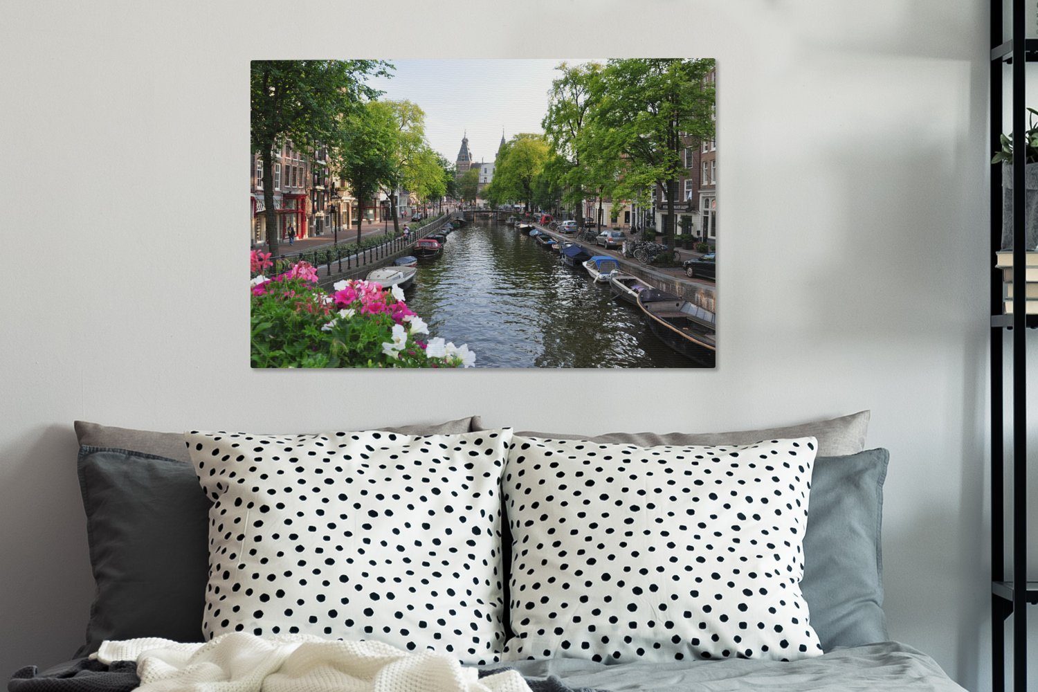OneMillionCanvasses® Leinwandbild Amsterdam - Sommer - Blumentöpfe, Fotodruck (1 St), Wandbilder Wohnzimmer Schlafzimmer 90x60 cm