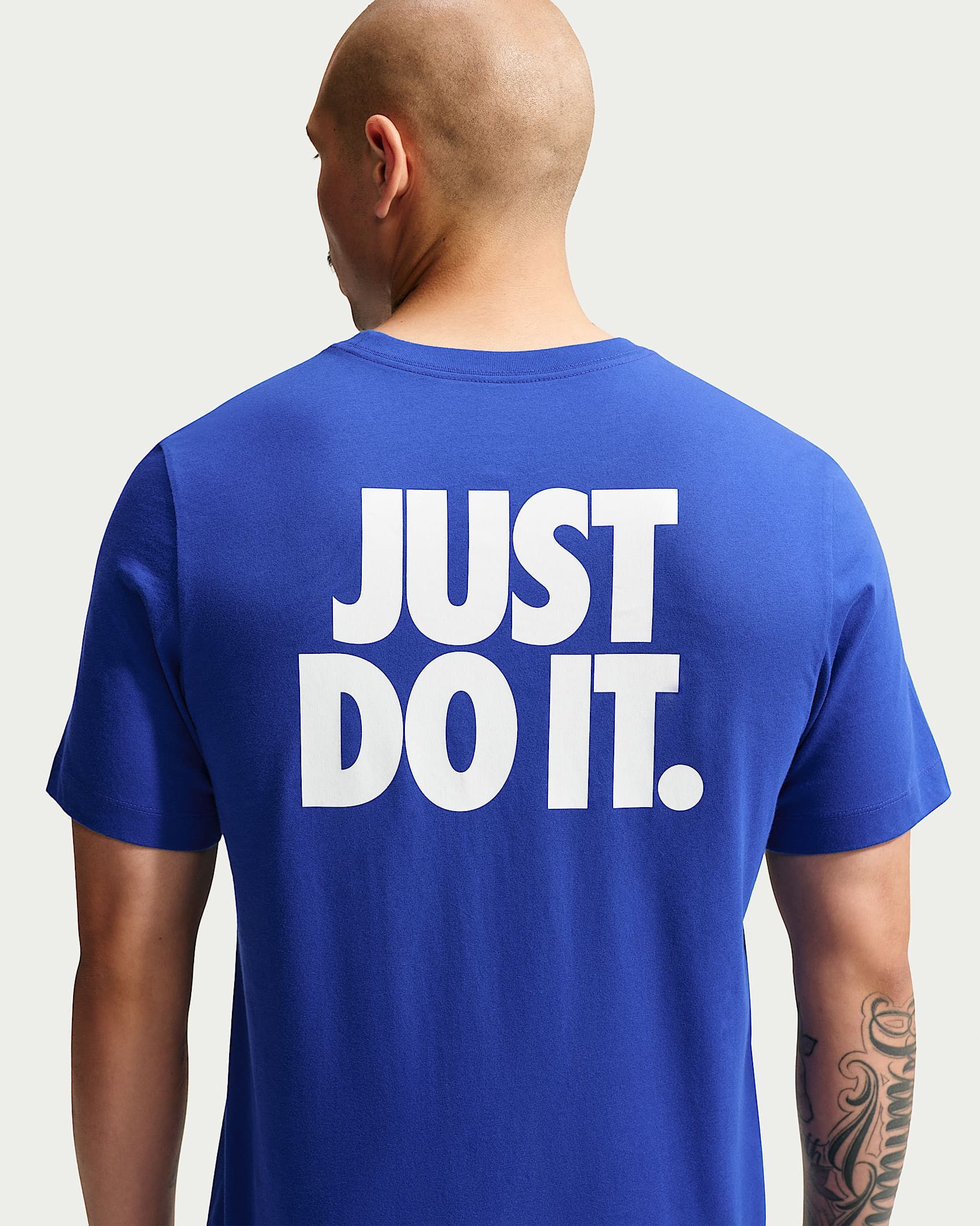 Nike T-Shirt Nike Sportswear T-Shirt mit sportlichem Rückenprint, hüftbedeckende Länge, Kurzarm, Rundhals