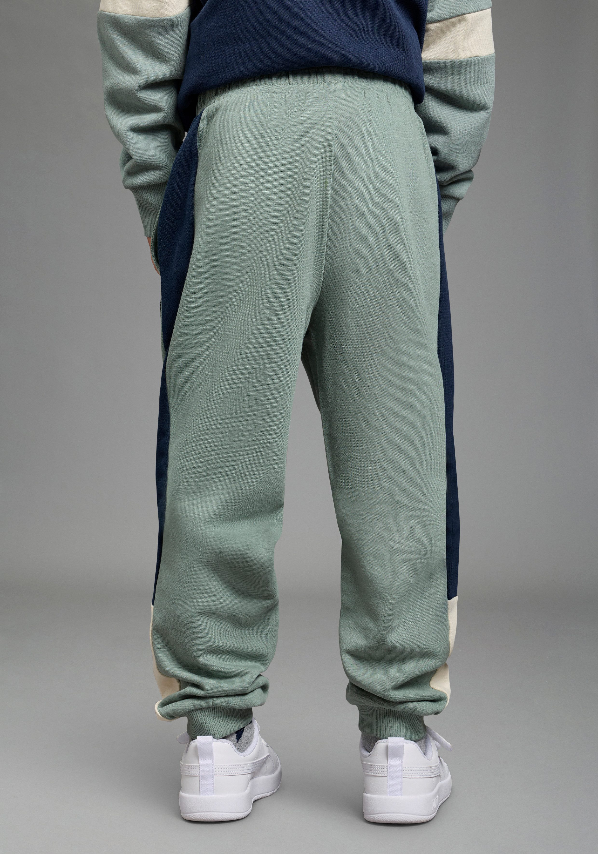 Scout Sweathose Jogginghose mit Knie-Patchen - NEU von SCOUT gerade Passform, für Jungen, knielang, mit Seitennahttaschen. € 24,99, (€ 24,99 pro 1 Stk).
