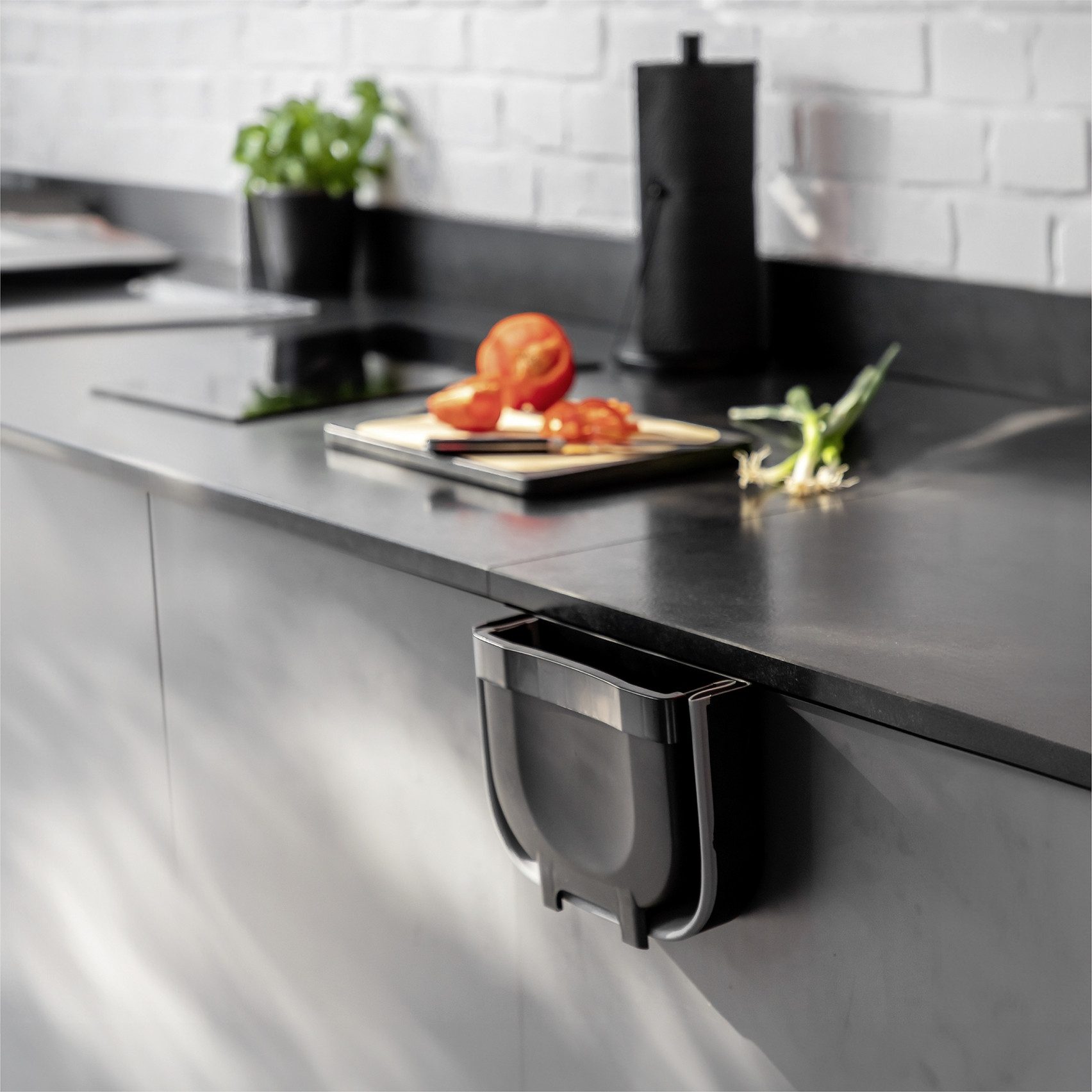 WENKO Einbaumülleimer Modell Fago, faltbarer Abfalleimer zum Einhängen an die Schranktür, Kunststoff, 5 L