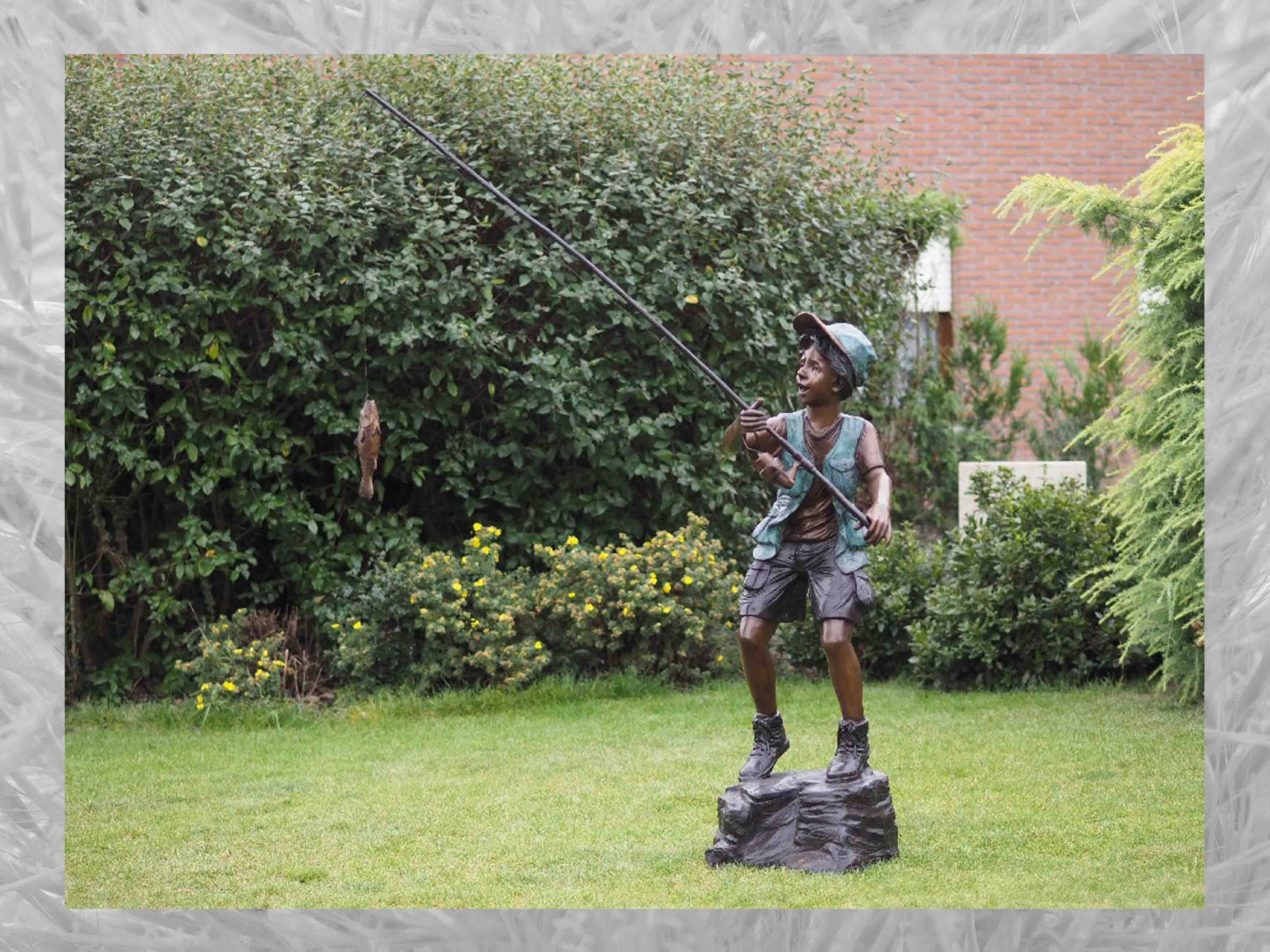 Bronze Gartenfigur IDYL Angelnder Junge, IDYL Bronze-Skulptur