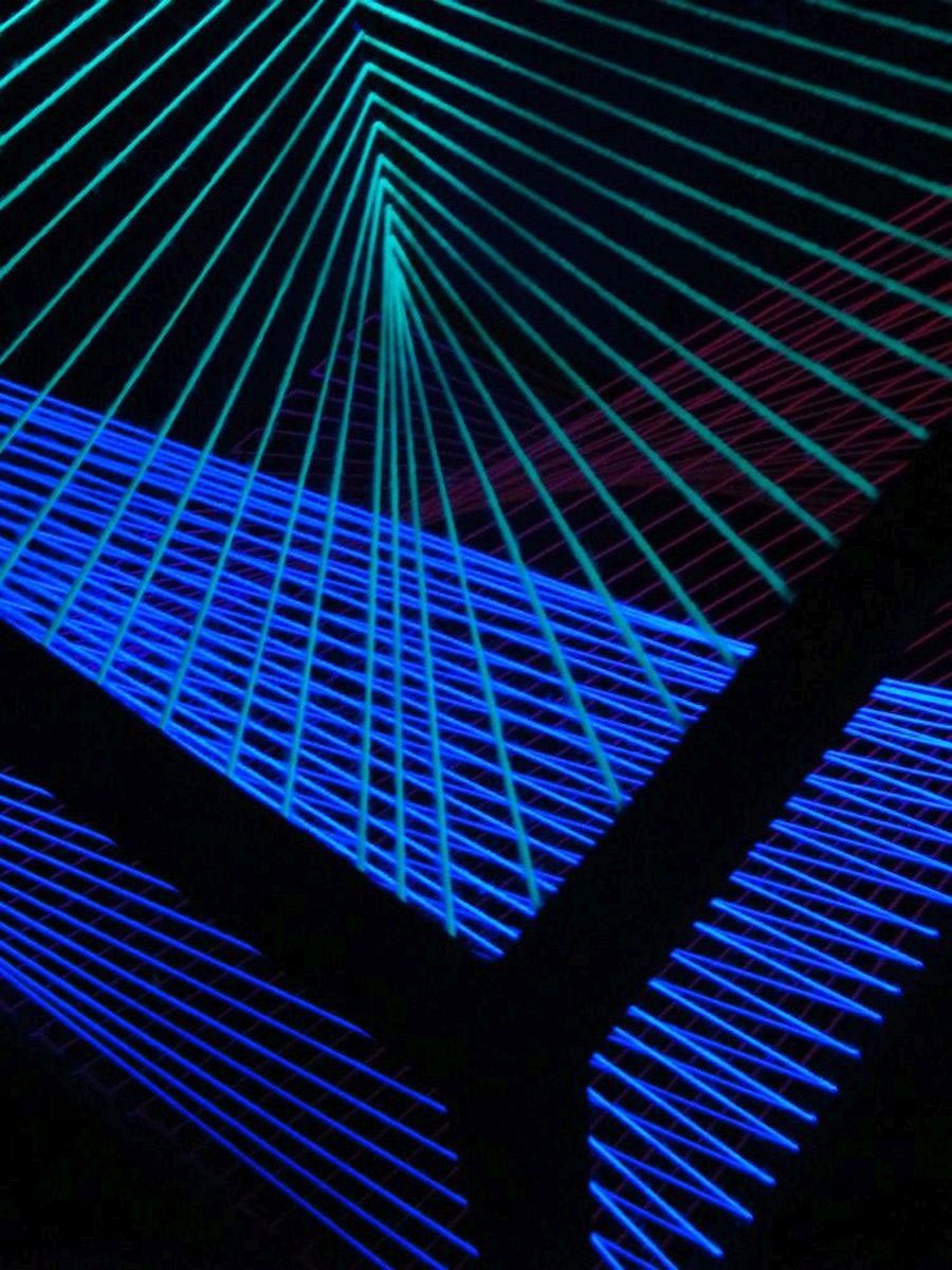 PSYWORK Dekoobjekt Schwarzlicht 3D StringArt Fadendeko Würfel "Verwunden", 40cm, UV-aktiv, leuchtet unter Schwarzlicht