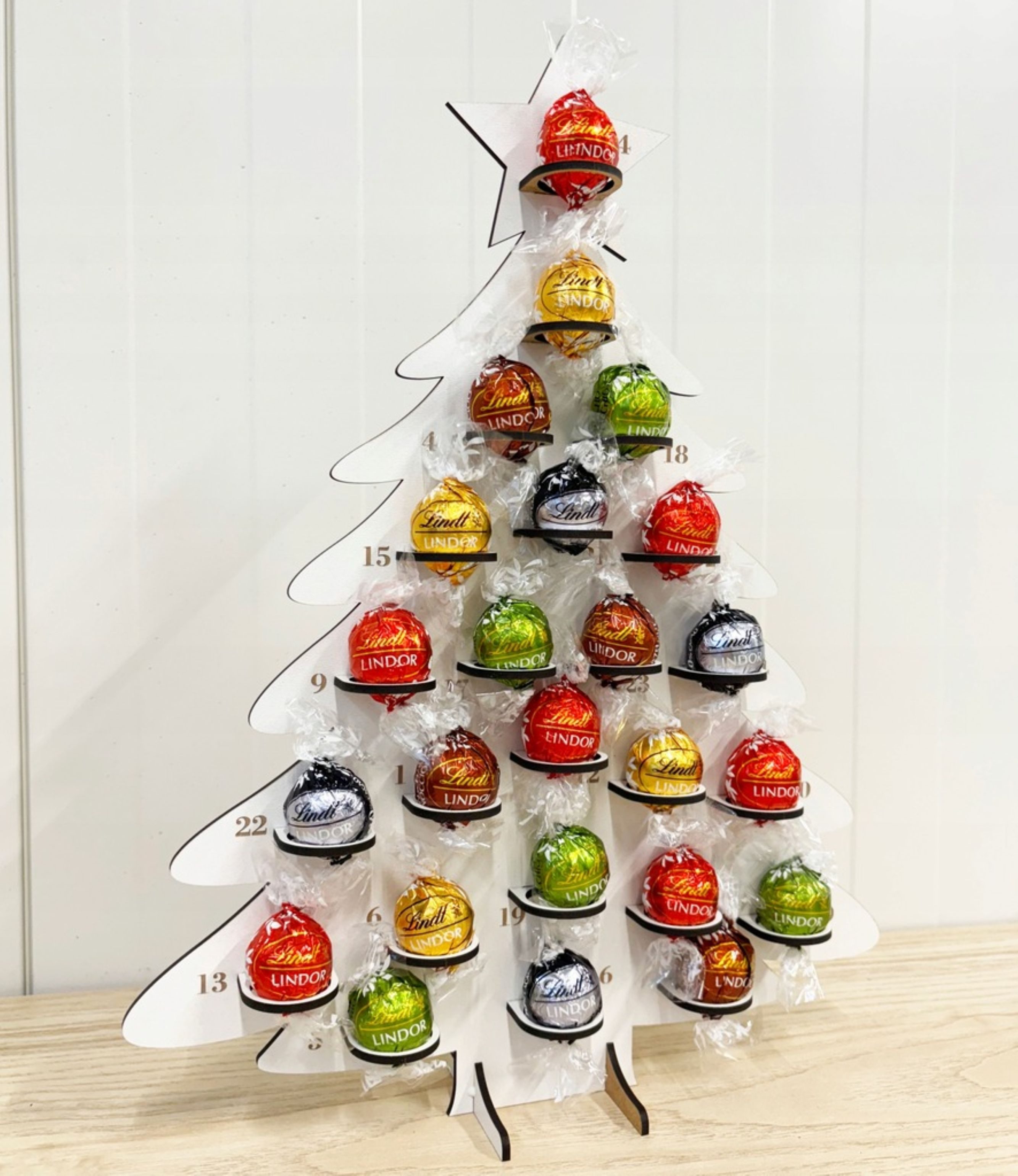 Festivalartikel Adventskalender Adventskalender Holz Tannenbaum für Pralinen – Weihnachtsdeko Geschenk (1-tlg)