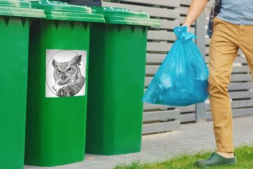 MuchoWow Wandsticker Eine schwarz-weiße Illustration der Great Horned Owl (1 St), Mülleimer-aufkleber, Mülltonne, Sticker, Container, Abfalbehälter