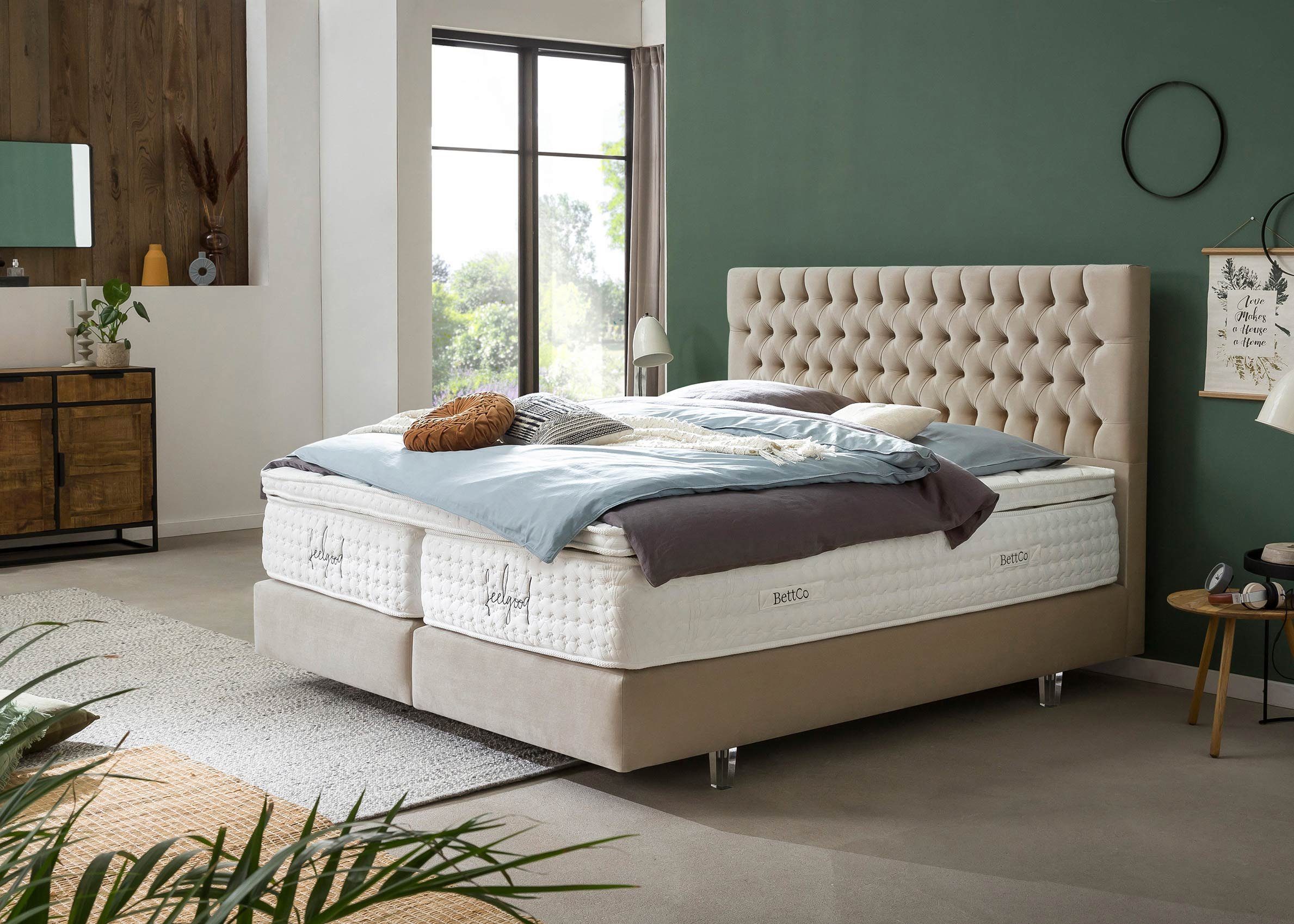 BettCo Boxspringbett Vegas (140 x 200 cm, 7-St., in Beige Samt), Chesterfield-Design + optionaler Topper, Acryl-Füße Glas-Optik