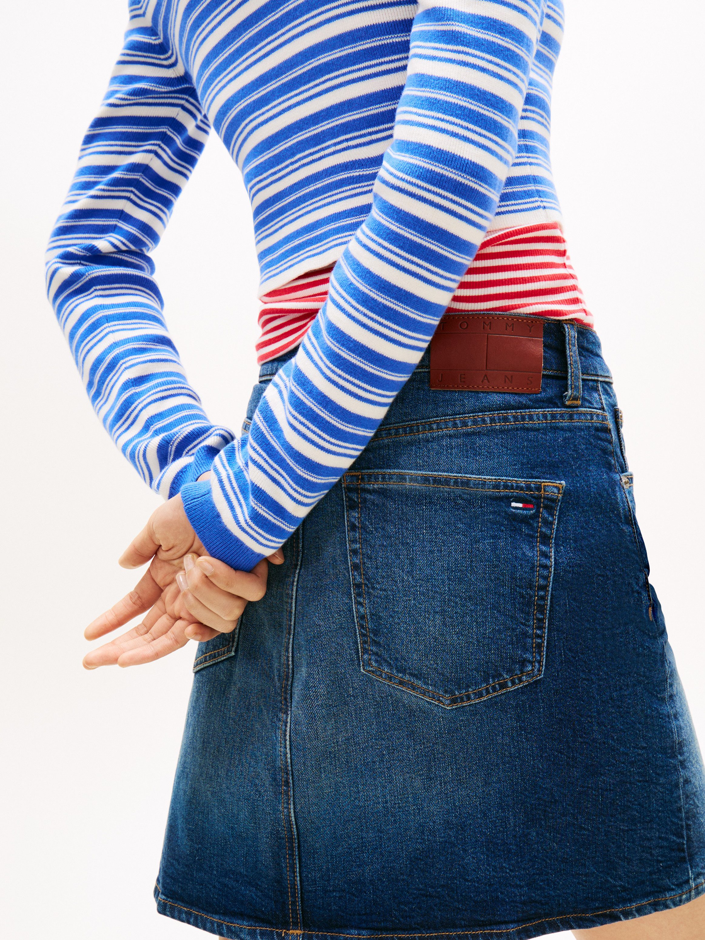 Tommy Jeans Jeansrock MOM UH SKIRT BJ8155 mit hohem Bund, Mini-Länge