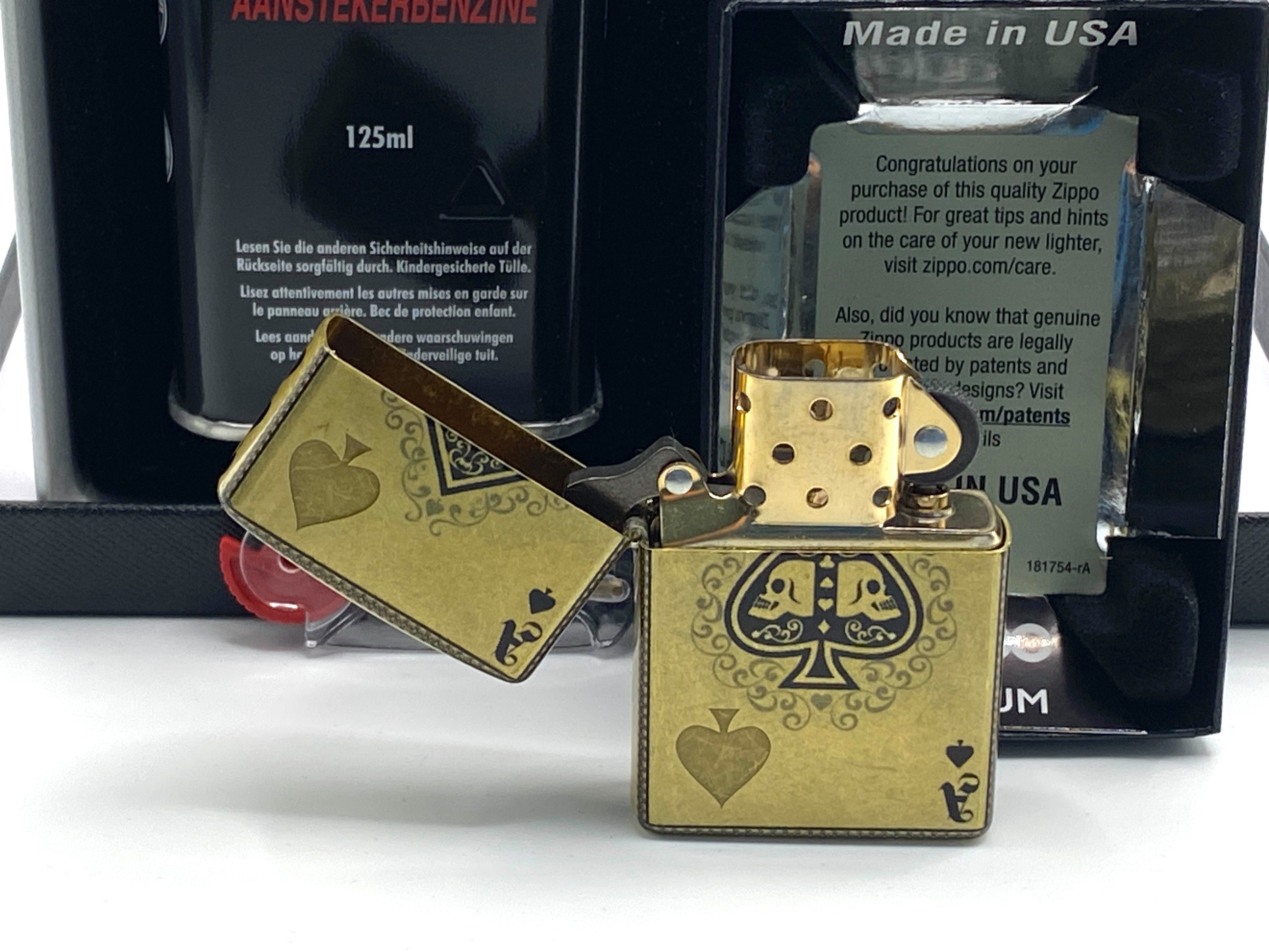 Zippo Feuerzeug 540° Tumbled Brass Pik As Skull Fusion Ace of Spades Geschenkset (mit viel Zubehör), Zippo Neuheit Winter 2024
