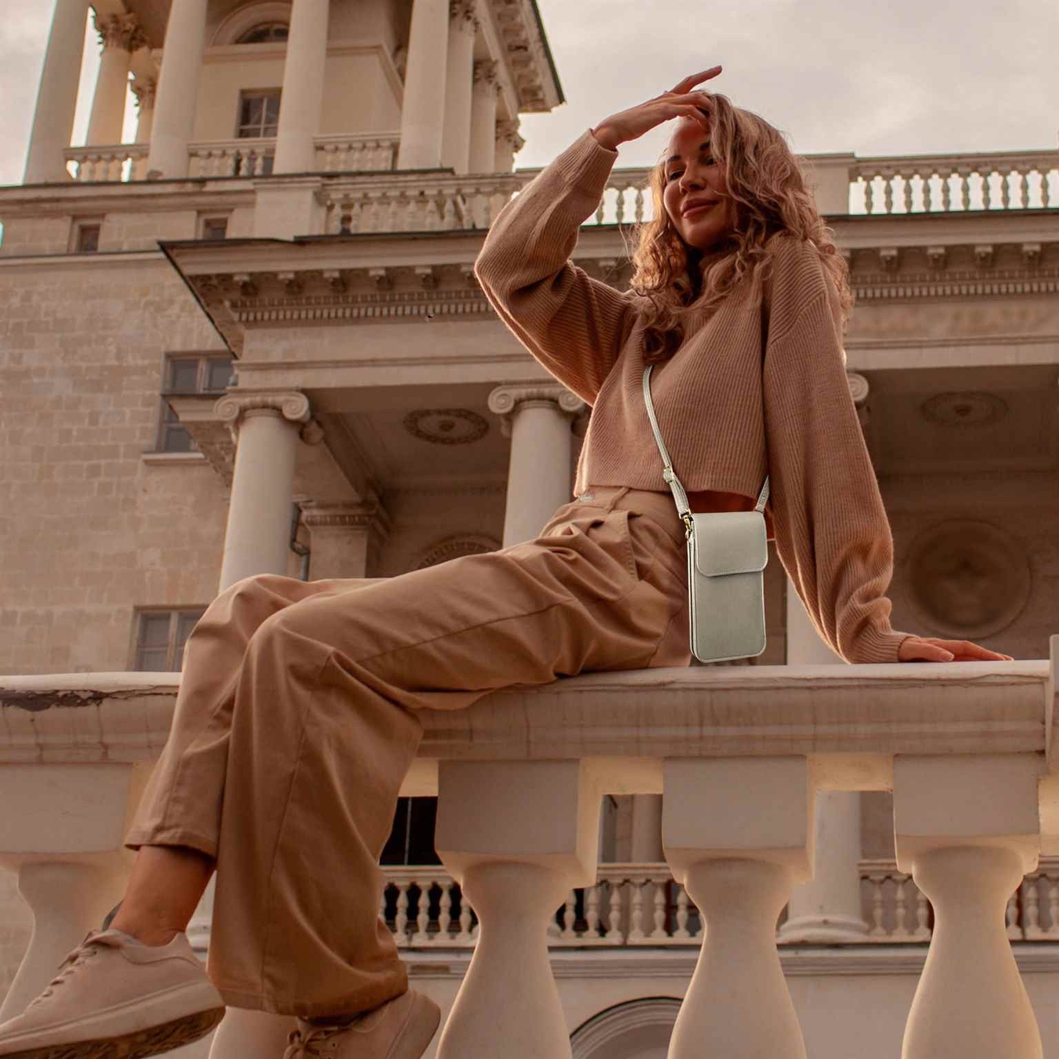 moex Handyhülle moex® CitySling für Samsung Galaxy S8 Plus, Handytasche zum Umhängen kleine Handtasche mit Handyfach Touch-Fenster