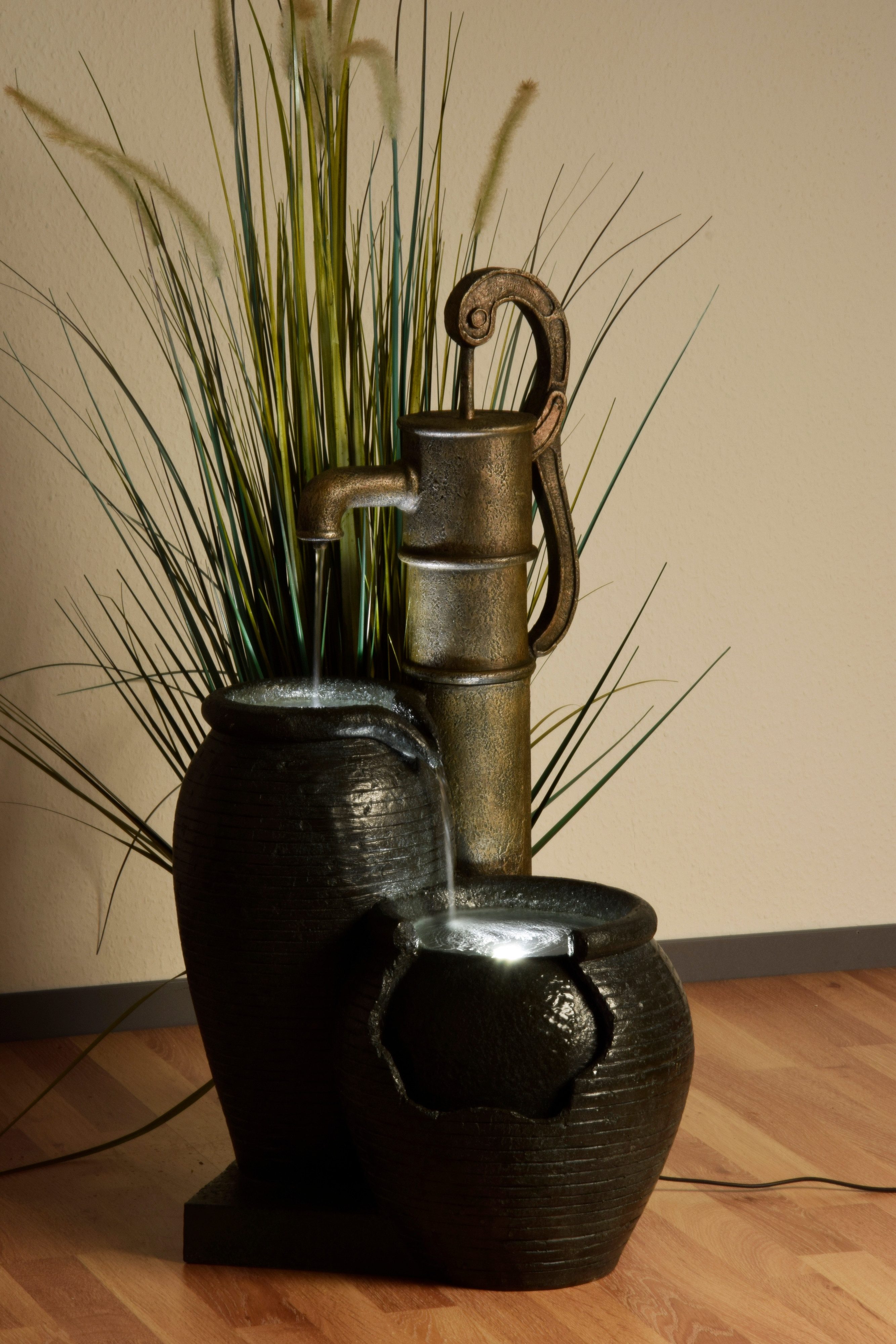 dobar Gartenbrunnen Großer Design-Gartenbrunnen mit Zier-Handpumpe