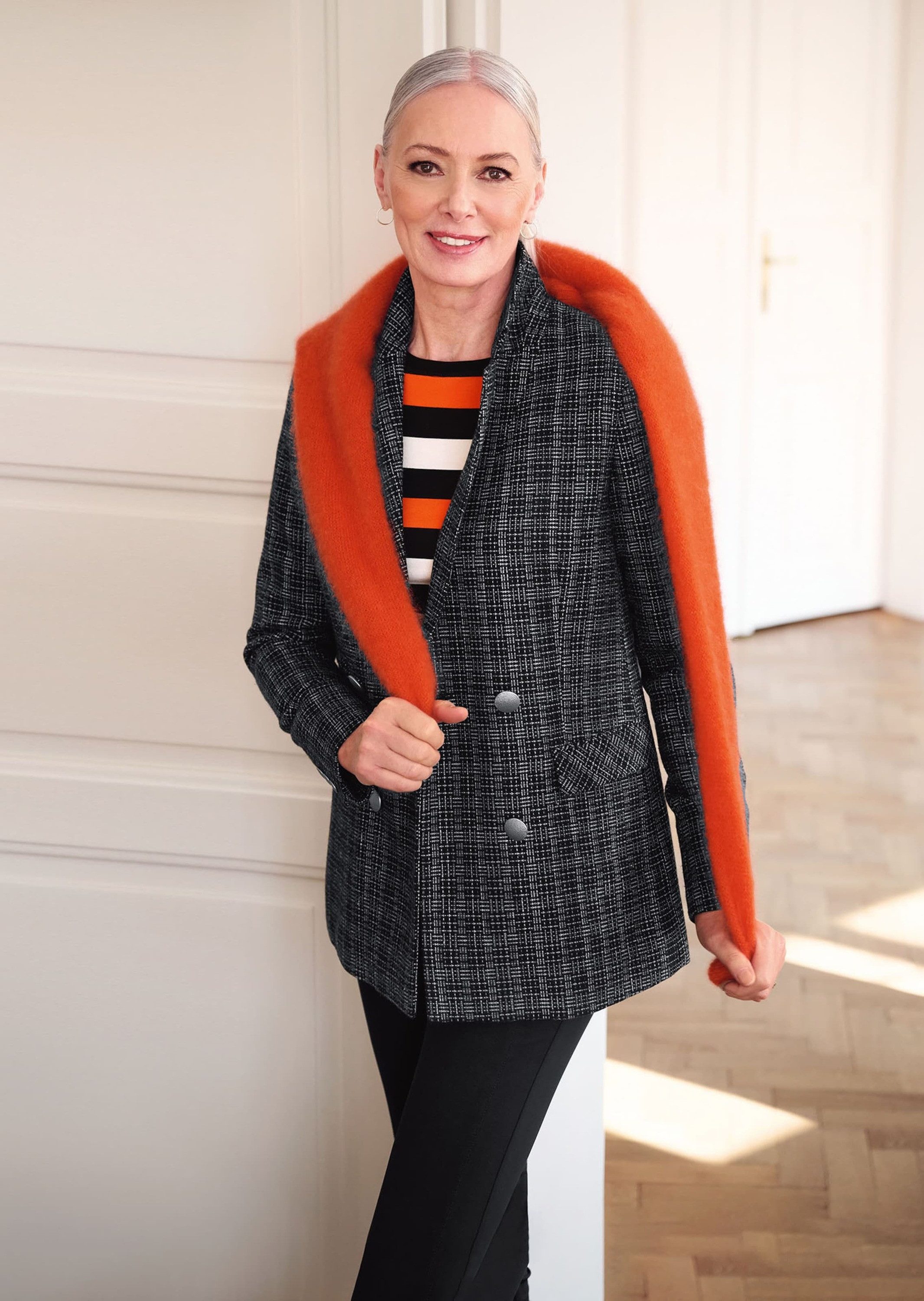 MADELEINE Kurzblazer Klassischer Blazer, silberfarbene Knöpfe Allover-Design mit Reverskragen und doppelreihigem Verschluss