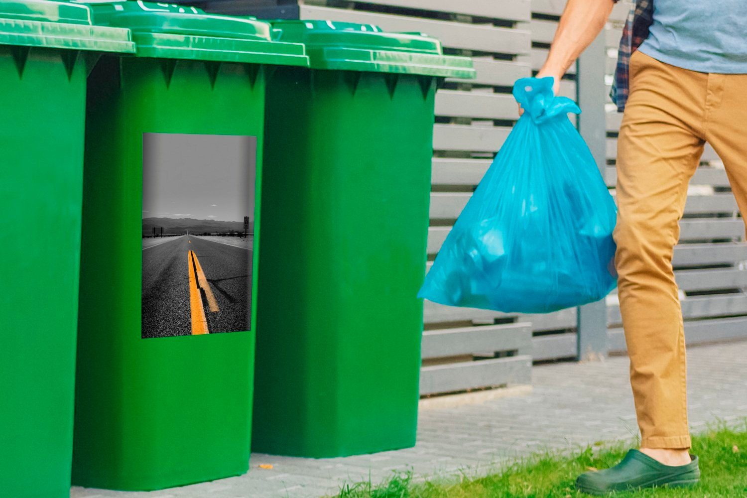 Schwarz-Weiß-Foto MuchoWow Abfalbehälter Wandsticker Container, Mülleimer-aufkleber, (1 mit Mülltonne, Linienmarkierungen St), Sticker, gelben Straße einer