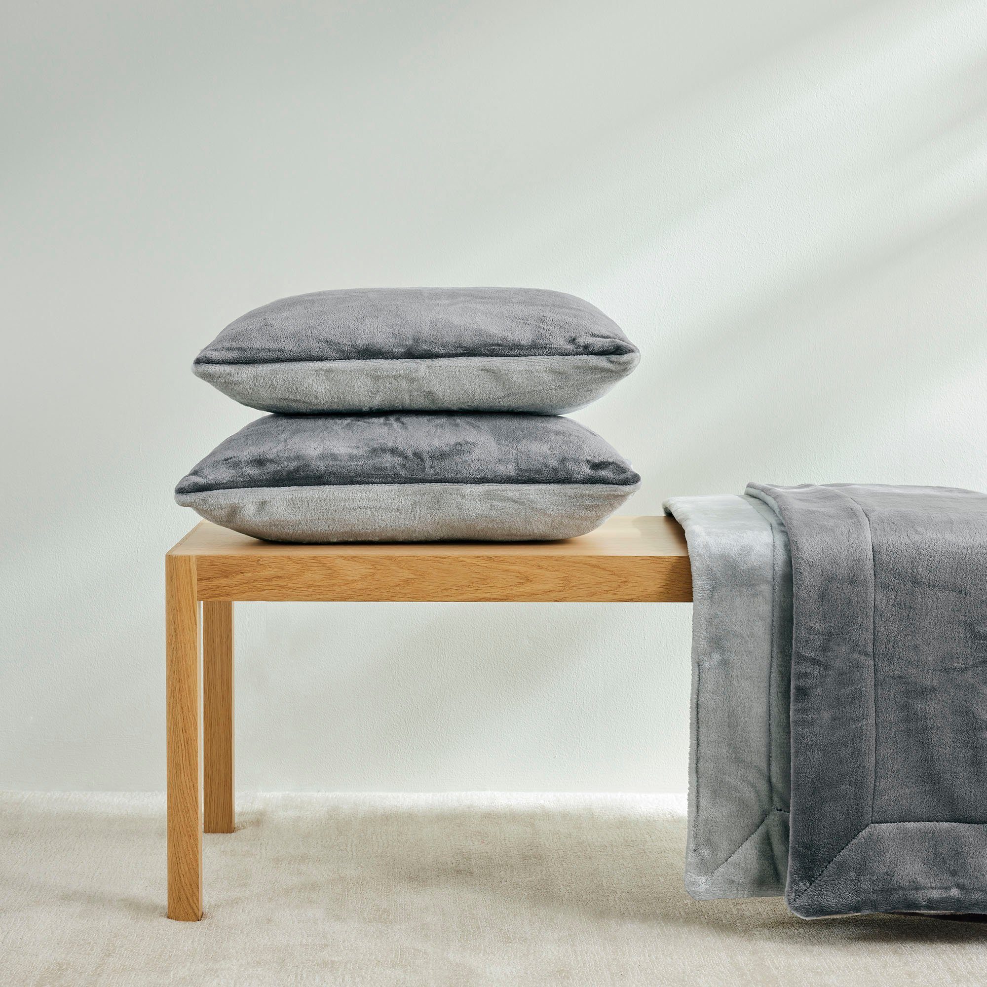 s.Oliver Dekokissen double soft Kissen s.Oliver, Kissenhüllen ohne Füllung, 2 Stück, mit samtig weicher Oberfläche – Bild 4 von 5