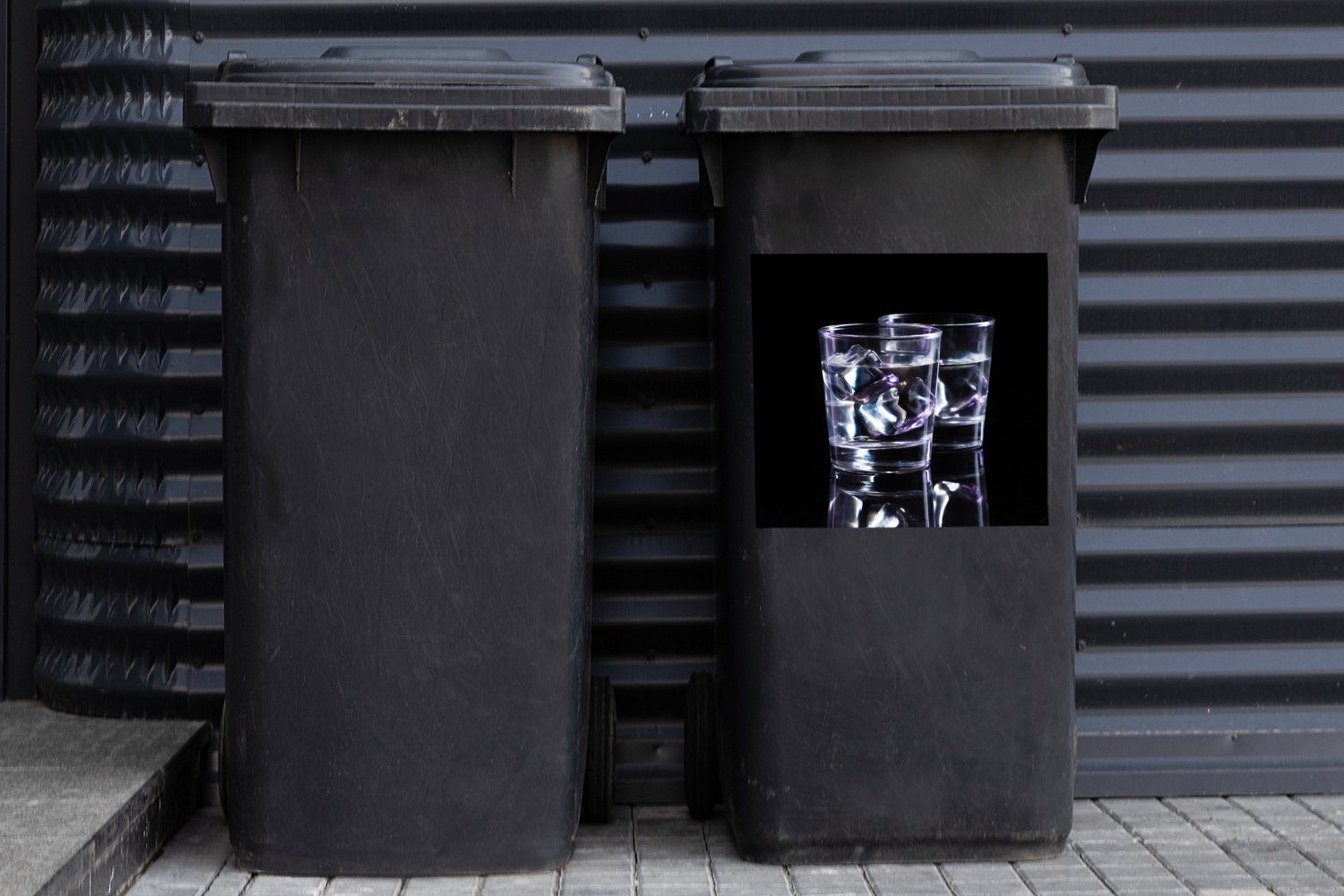 MuchoWow Wandsticker Mülltonne, Mülleimer-aufkleber, (1 Abfalbehälter Sticker, Getränke Container, - Alkohol St), - Gläser