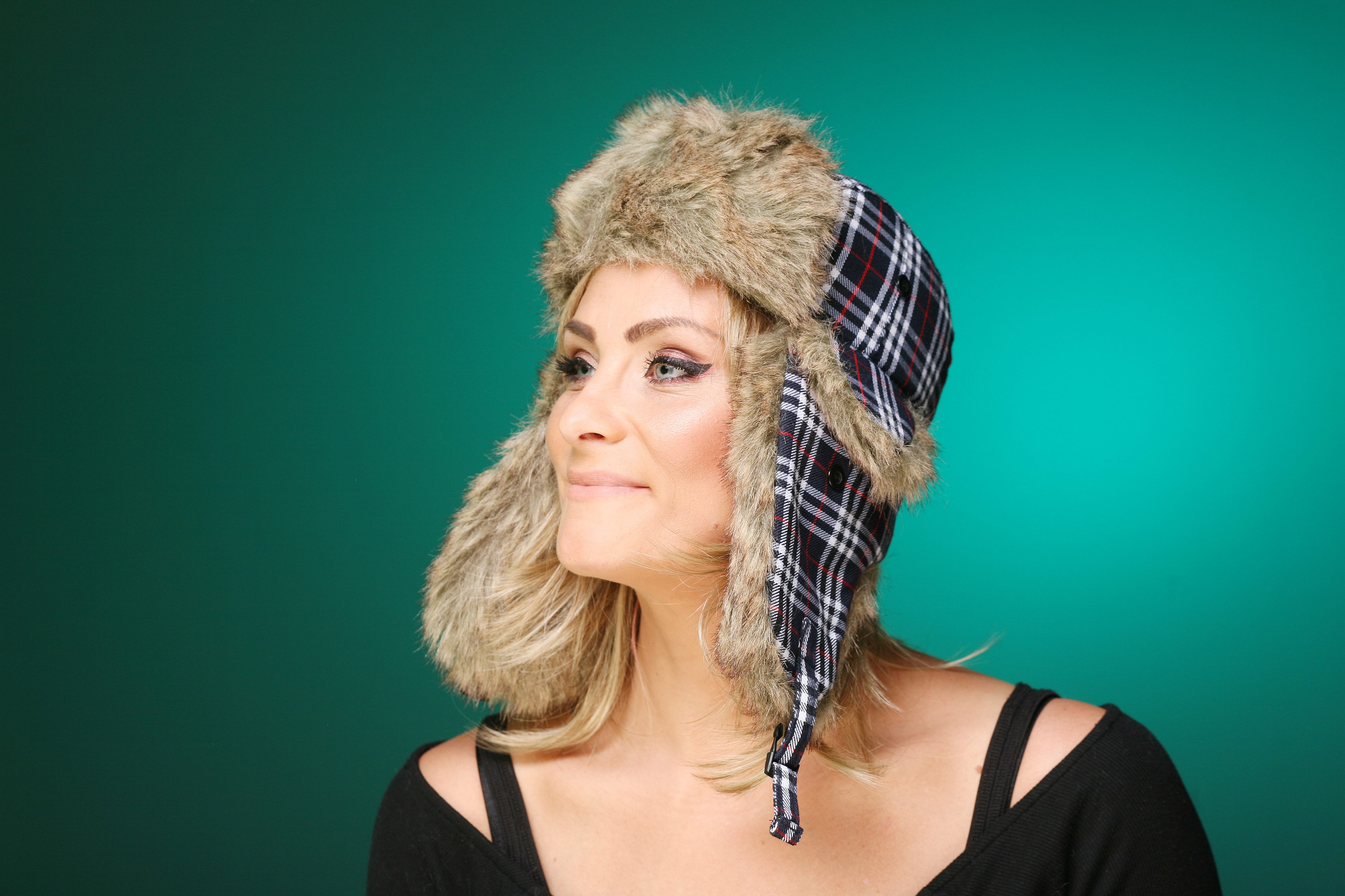 DanCarol Ohrenwärmer DC-W-484-Trendy Mütze mit Ohrenklappen und Verschluß am Hals