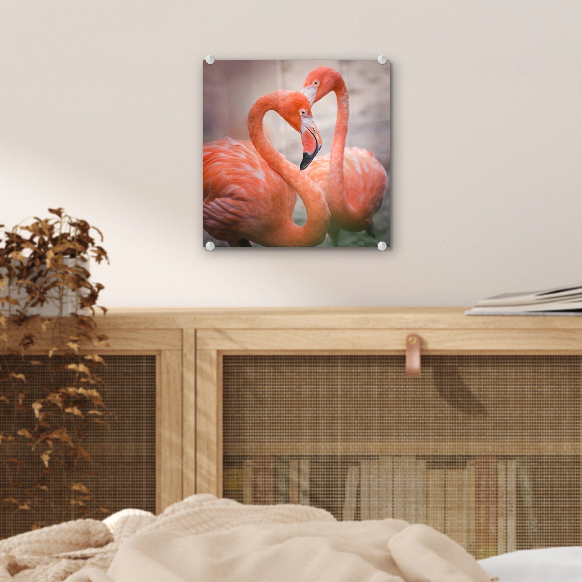 ein Flamingos Zwei Glas MuchoWow St), auf zusammen Bilder Acrylglasbild (1 Herz, Glasbilder rote auf - Glas Wanddekoration - - Wandbild bilden Foto