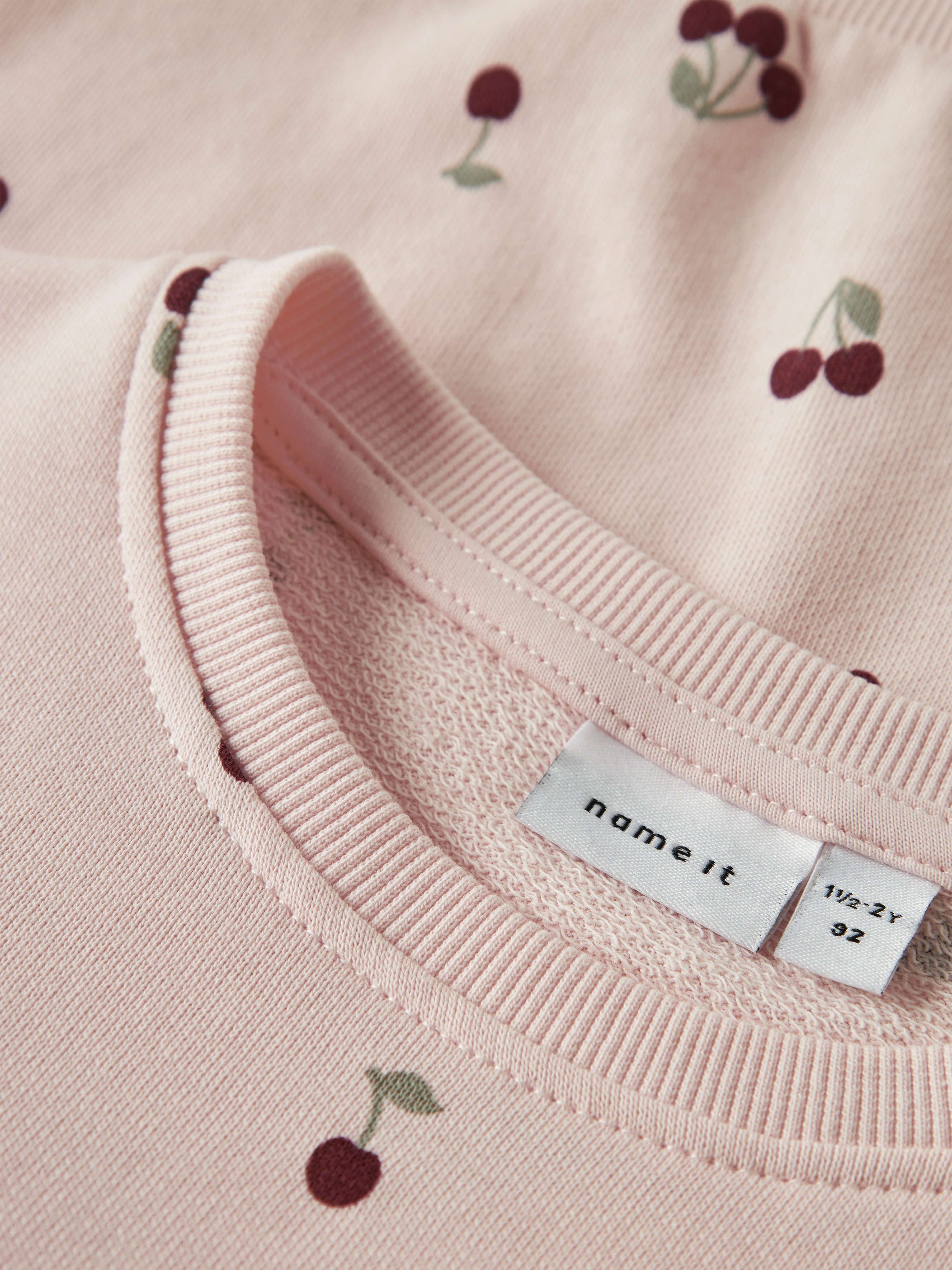 Name It Sweatshirt NMFVALBA – Sweater mit Herzchen-Alloverdruck und Rippbündchen bedruckt, casual, regular fit, Sweatware, Rundhals
