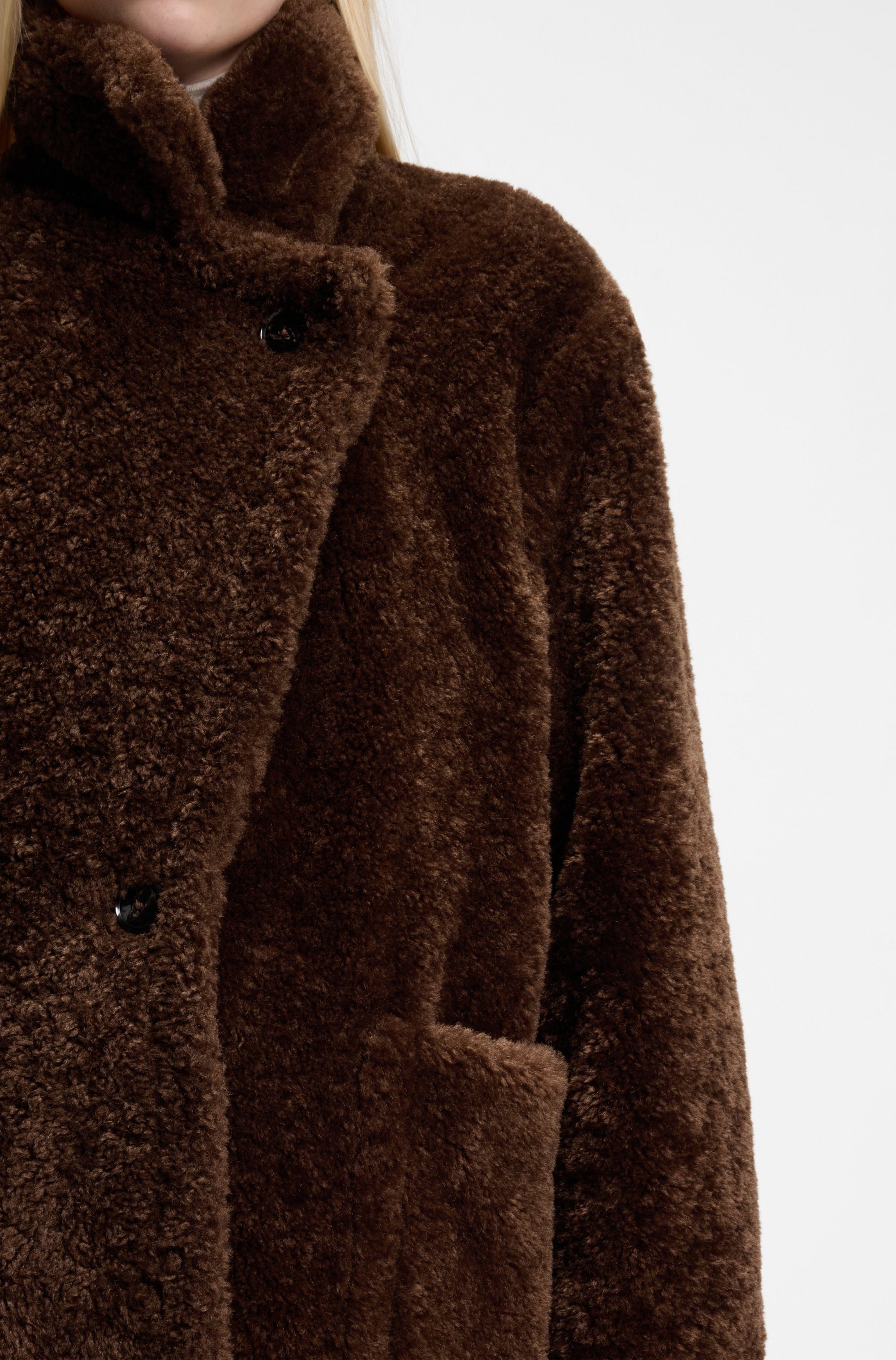 BOSS ORANGE Kurzmantel Catedy Premium Damenmode aus softem Teddy, Relaxed Fit – Bild 3 von 5