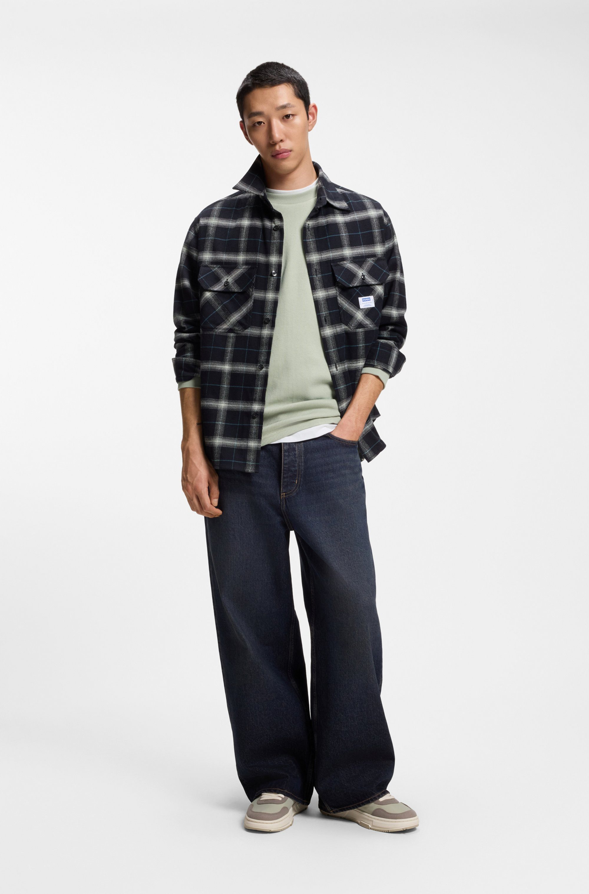 HUGO Langarmshirt Nuwolo Rundhalsausschnitt, lässig geschnitten, Logo-Badge – Bild 3 von 5