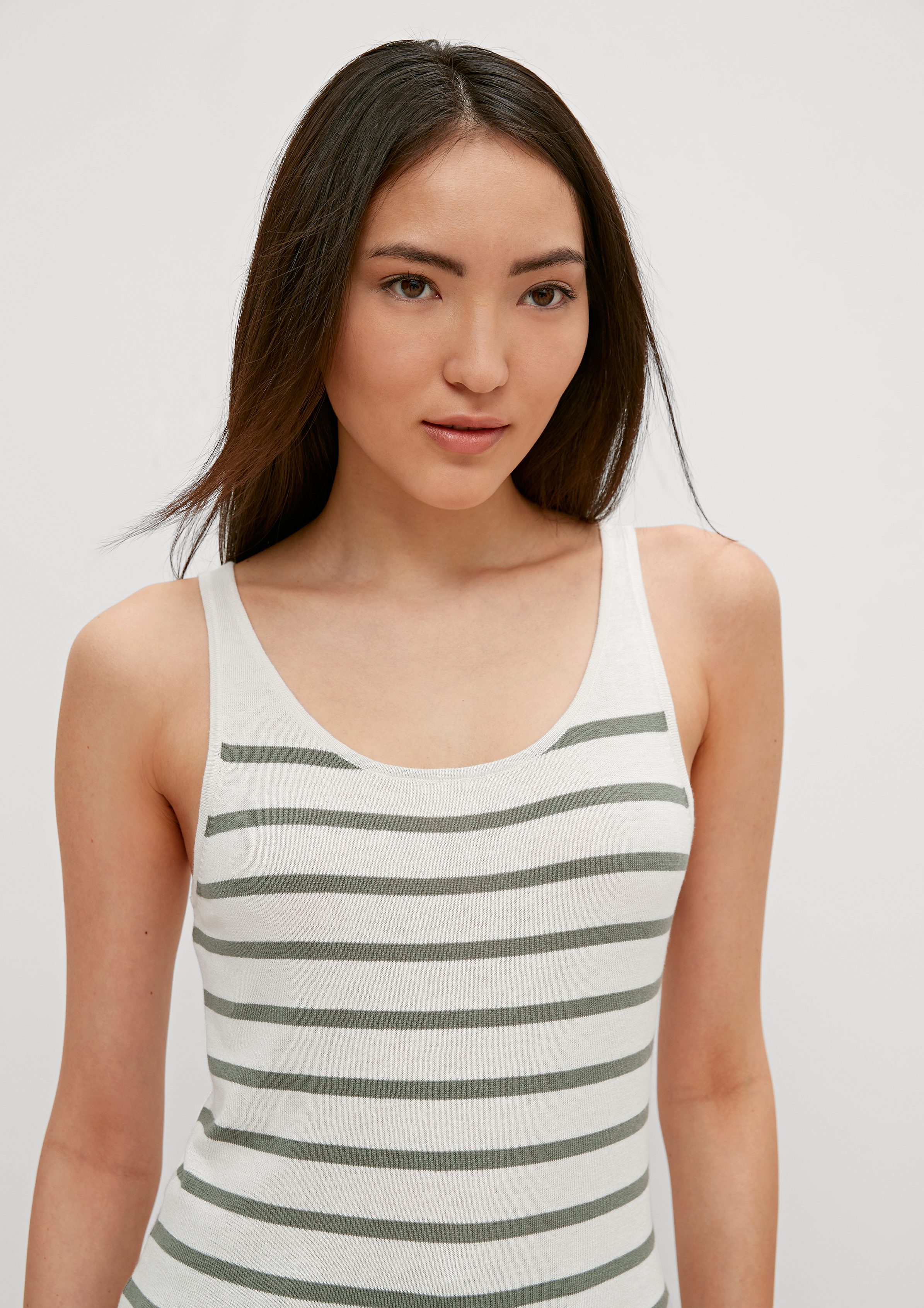 comma casual identity Pullunder Feinstrick-Top stripes Streifenmuster khaki mit Stickerei knit