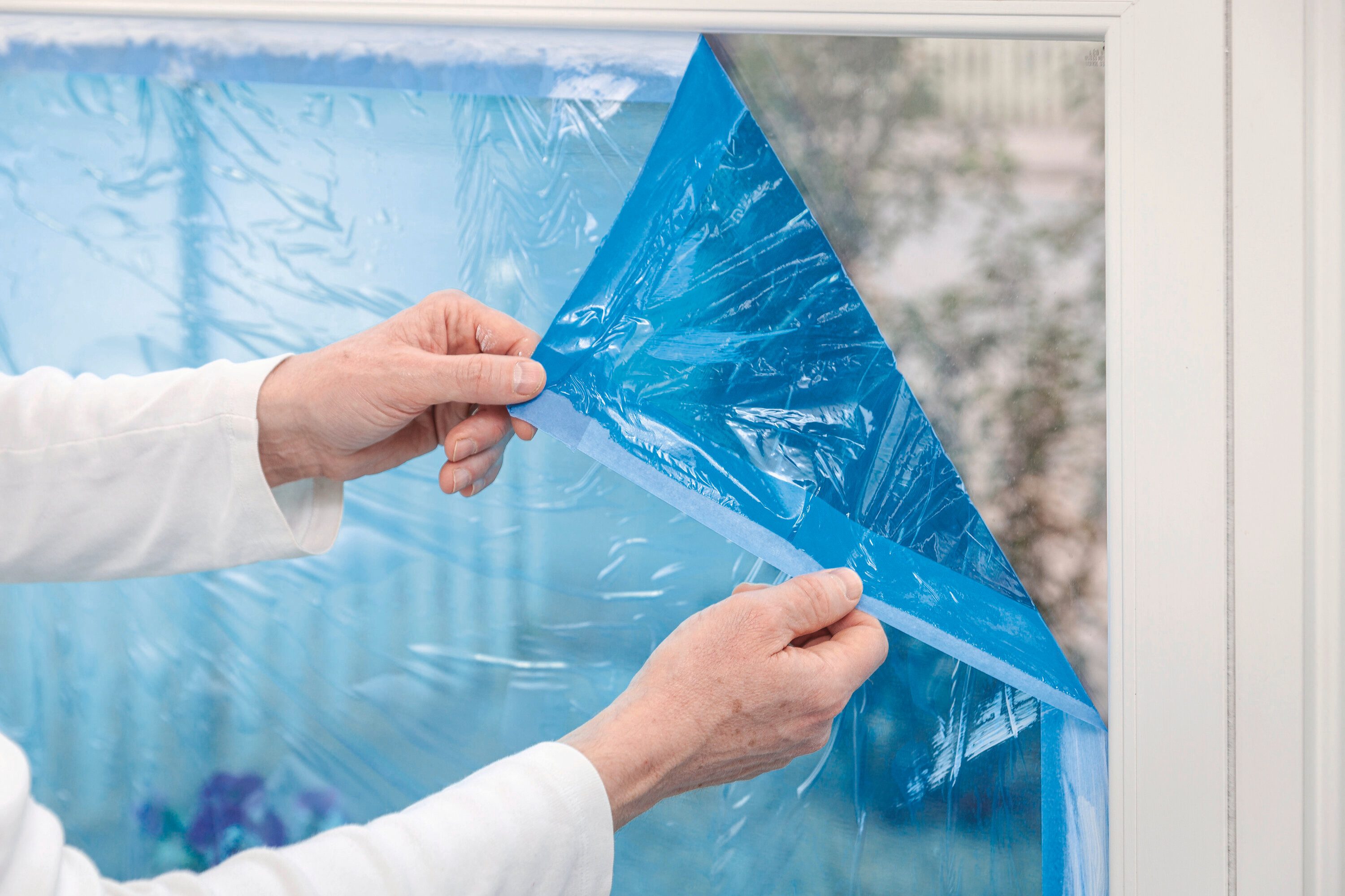 tesa Abdeckfolie, (1-St., Wiederverwendbare Schutzfolie für Innen- & Außenbereich), Schütze glatte Oberflächen vor Staub, Kratzern und Flecken