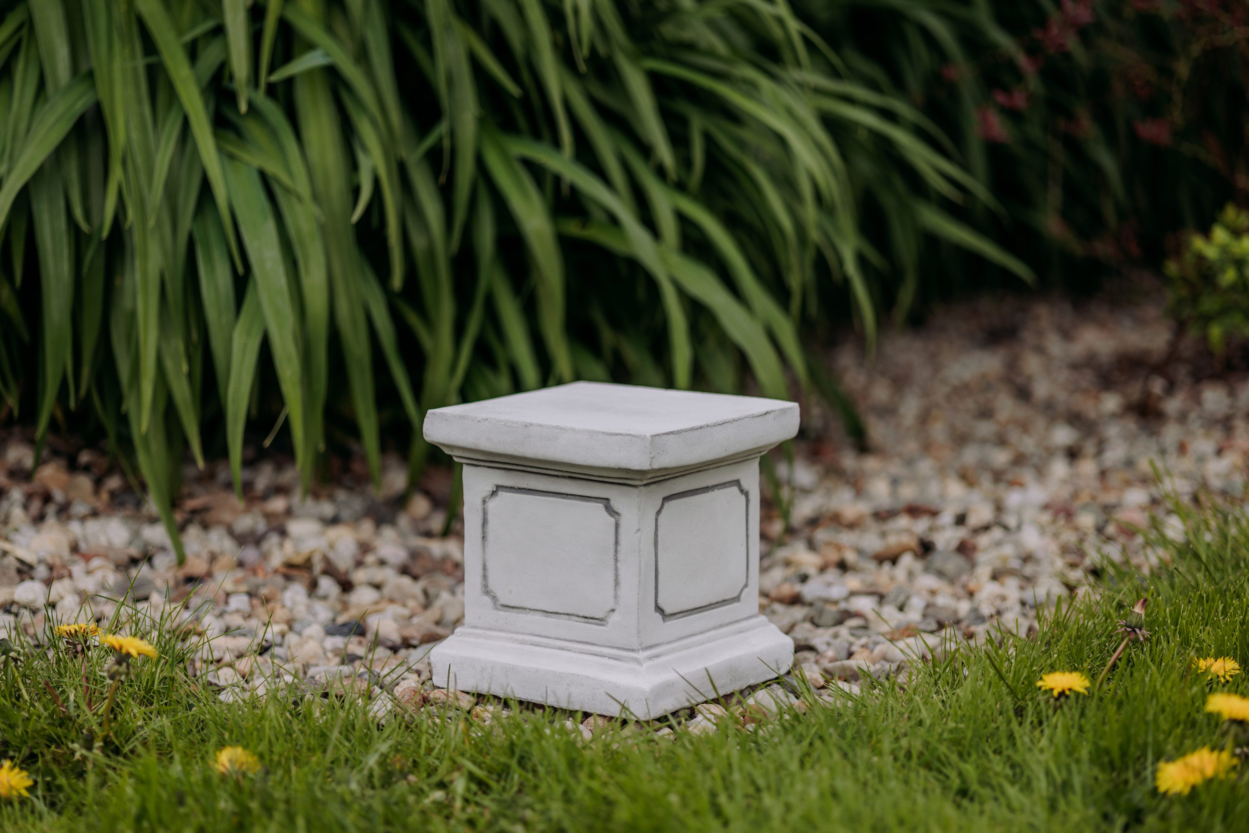 gartendekoparadies.de Gartensockel quadratischer Sockel Podest, Steinguss, Steinsockel, H. 20 cm, 13 kg, 20x20x20 cm, Frostsicher
