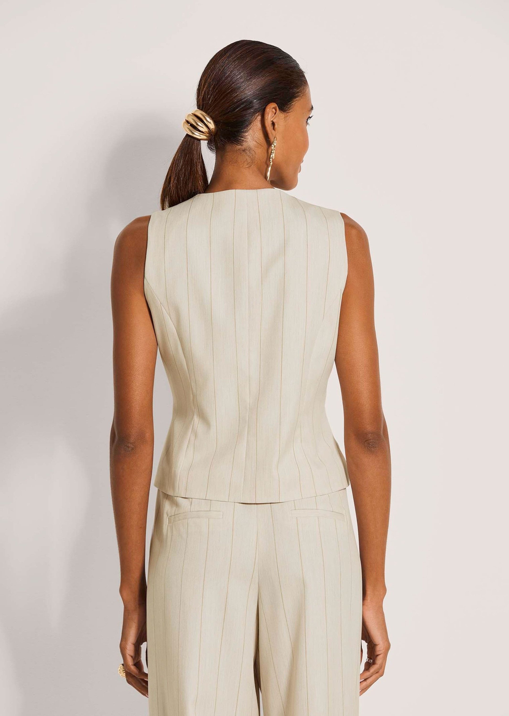 MADELEINE Kurzweste Elegante Nadelstreifen-Weste mit Knöpfen Kurz geschnitten mit feinen Streifen, V-Ausschnitt, leicht gefüttert