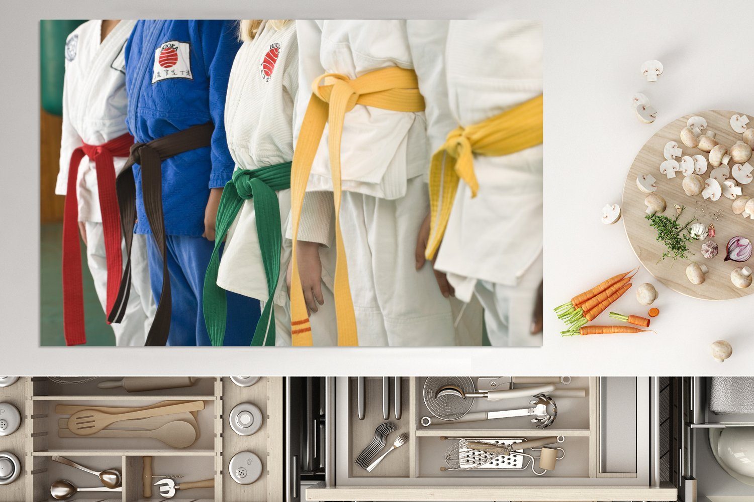 MuchoWow Herdblende-/Abdeckplatte Mehrere Judokas Induktionskochfeld tlg), 81x52 stehen (1 Gürteln für mit Ceranfeldabdeckung cm, Vinyl, Schutz nebeneinander, küche, die verschiedenfarbigen