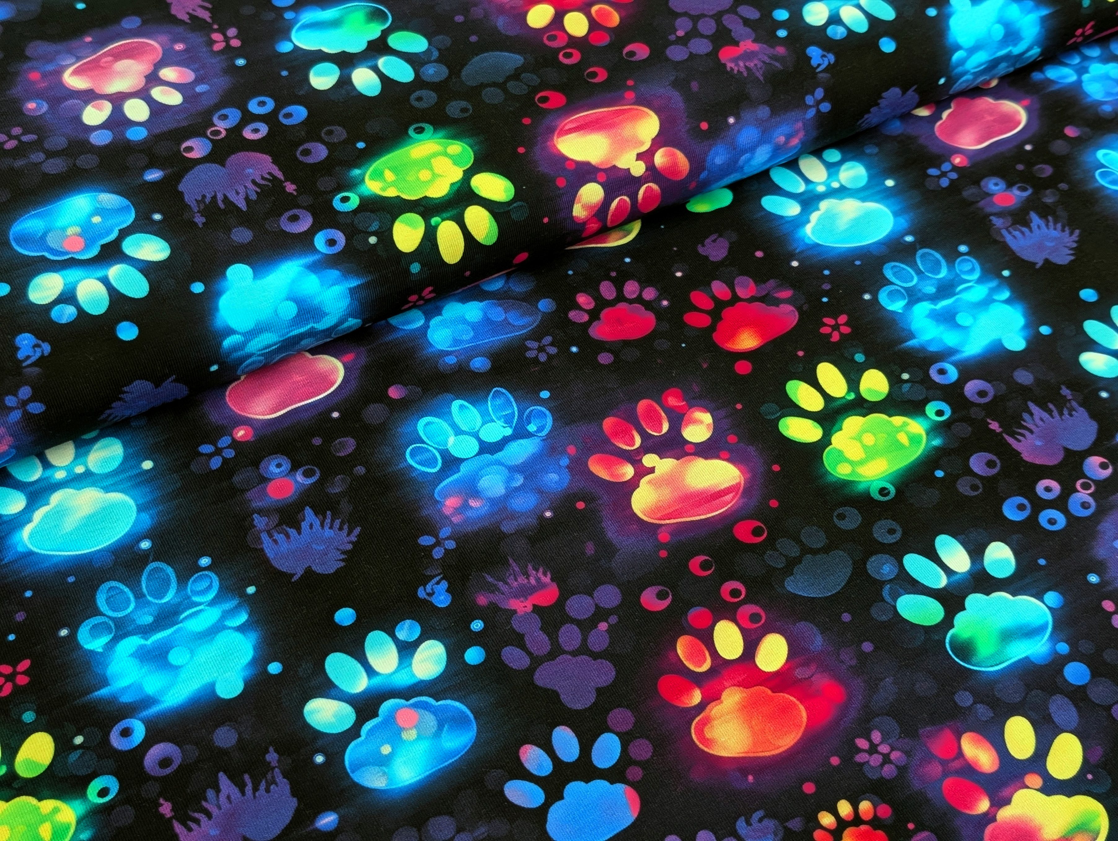 Corileo Stoff Eigenproduktion Baumwolljersey Neon Pfötchen auf Schwarz Stoff