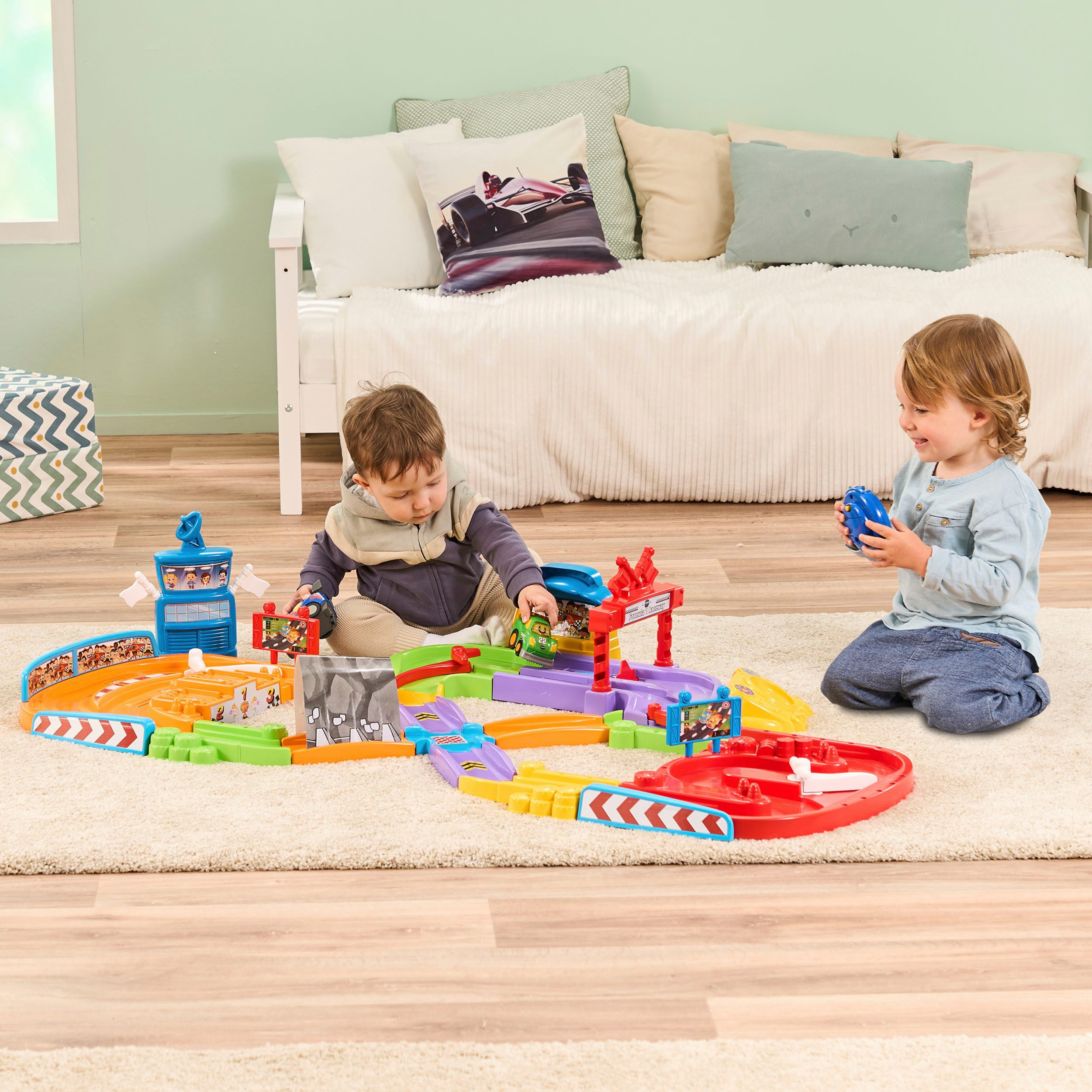 Vtech® Autorennbahn Tut Tut Baby Flitzer - RC Autorennbahn, mit Soundeffekt, inkl. RC-Flitzer und motorisierter Rennwagen – Bild 5 von 5