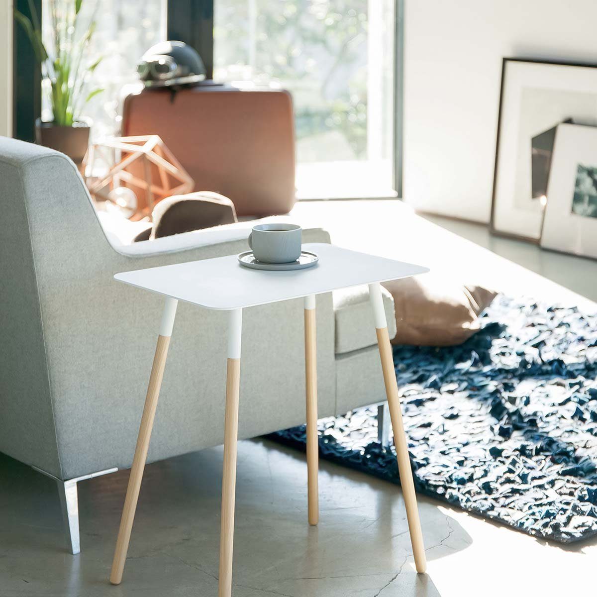 Yamazaki Beistelltisch "Plain" Design Ablagetisch, Sofatisch, Nachttisch, Metallplatte, 45x50x30cm, weiß
