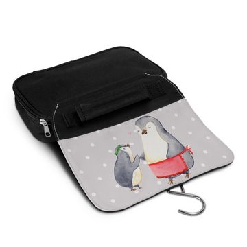 Mr. & Mrs. Panda Kulturbeutel Pinguin mit Kind - Grau Pastell - Geschenk, Mama, Waschtasche, Schmin (1-tlg), Einzigartiges Design