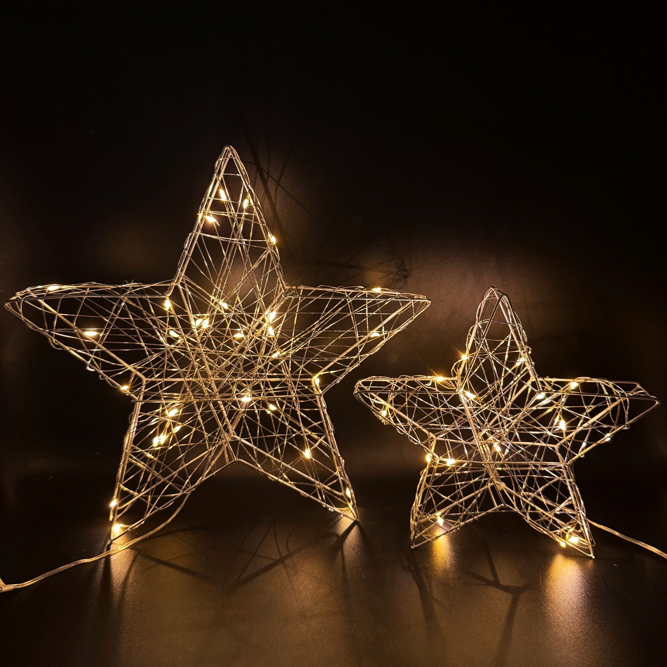 Online-Fuchs LED Dekoobjekt 2 Sterne mit LEDs beleuchtet und 6-Stunden Timer - Weihnachtsdeko, Lichterkette mit 15 und 30 LEDs, warmweiß beleuchtet, schlichte und moderne Weihnachtsdekoration zum Hinstellen