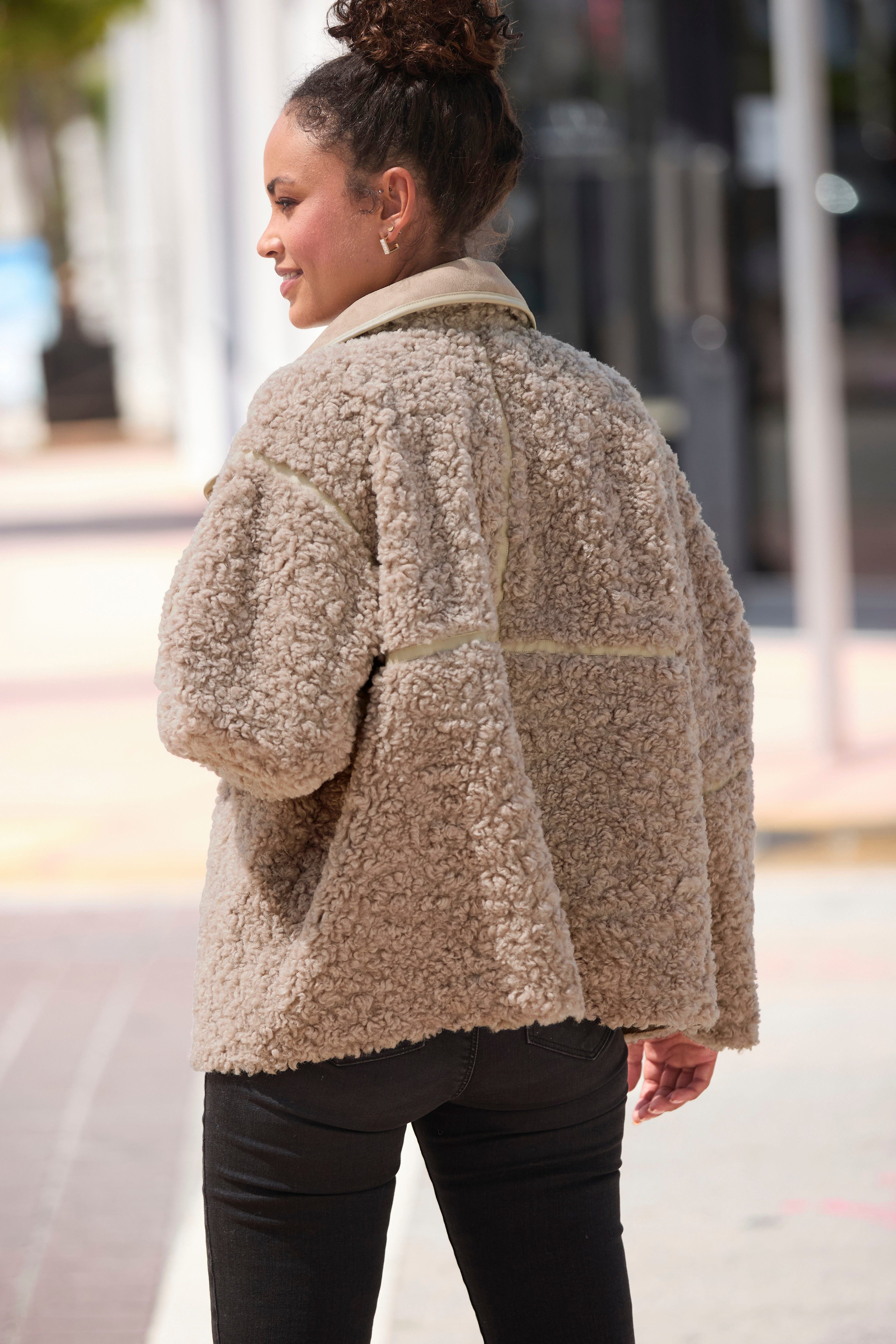LASCANA Fellimitatjacke mit Lederimitat-Einsätzen und Knopfleiste, Teddyjacke Sherpa-Jacke aus Teddyplüsch mit Taschen, Übergangsjacke, Oversize