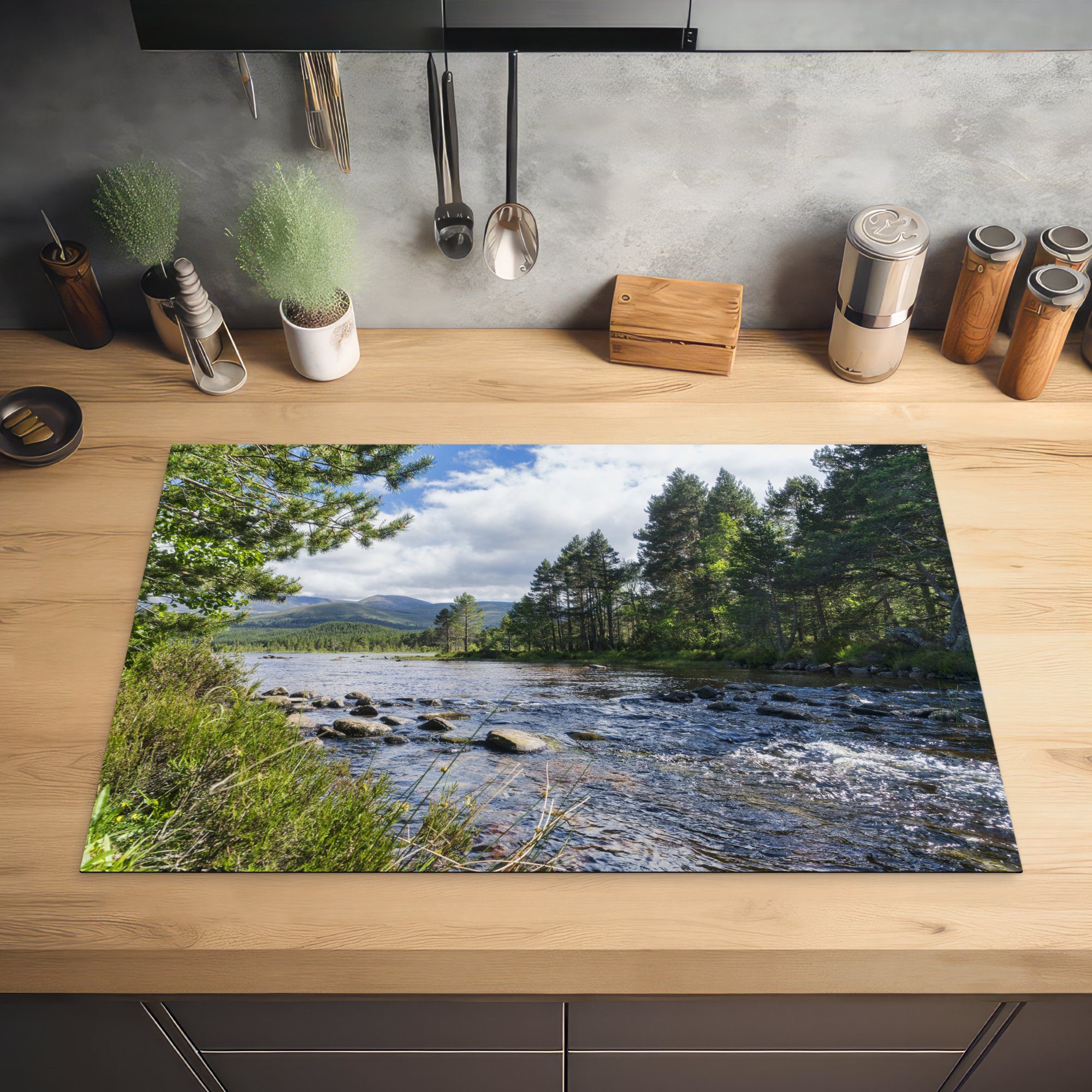MuchoWow Herdblende-/Abdeckplatte Ruhiger Fluss im die Cairngorms-Nationalpark Induktionskochfeld in cm, 81x52 Schottland, für küche, Vinyl, Ceranfeldabdeckung tlg), Schutz (1