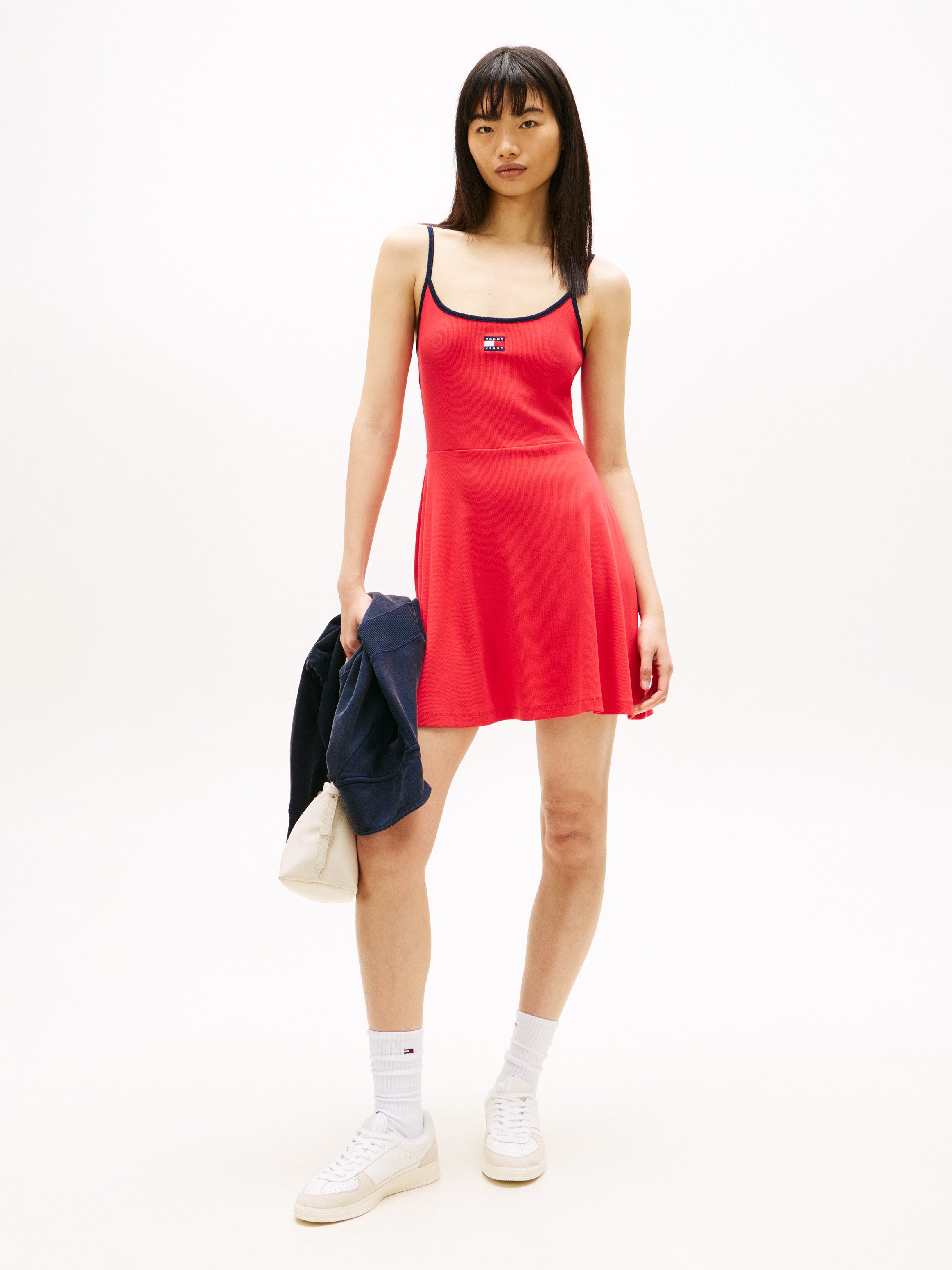 Tommy Jeans Spaghettikleid TJW F&F STRAPPY BADGE DRESS Fit and Flare, gerippt, mit Kontrastdetails