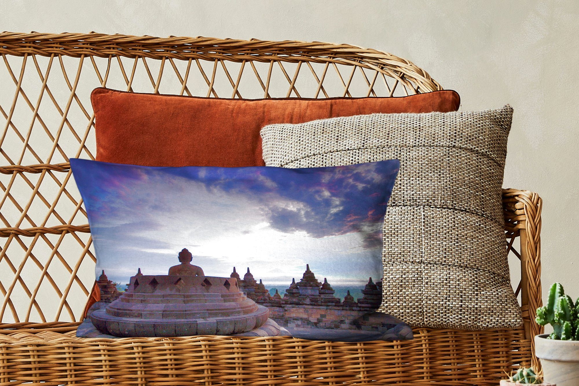 Dekoration, Füllung, mit Dekokissen Borobudur Schlafzimmer MuchoWow Wohzimmer Dekokissen bei Sonnenaufgang, Zierkissen,